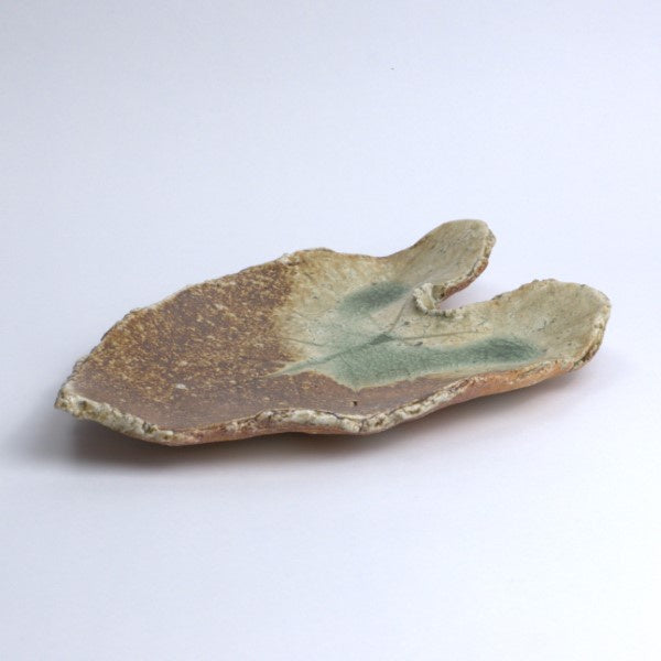 111-1959 Shigaraki leaf shaped serving plate