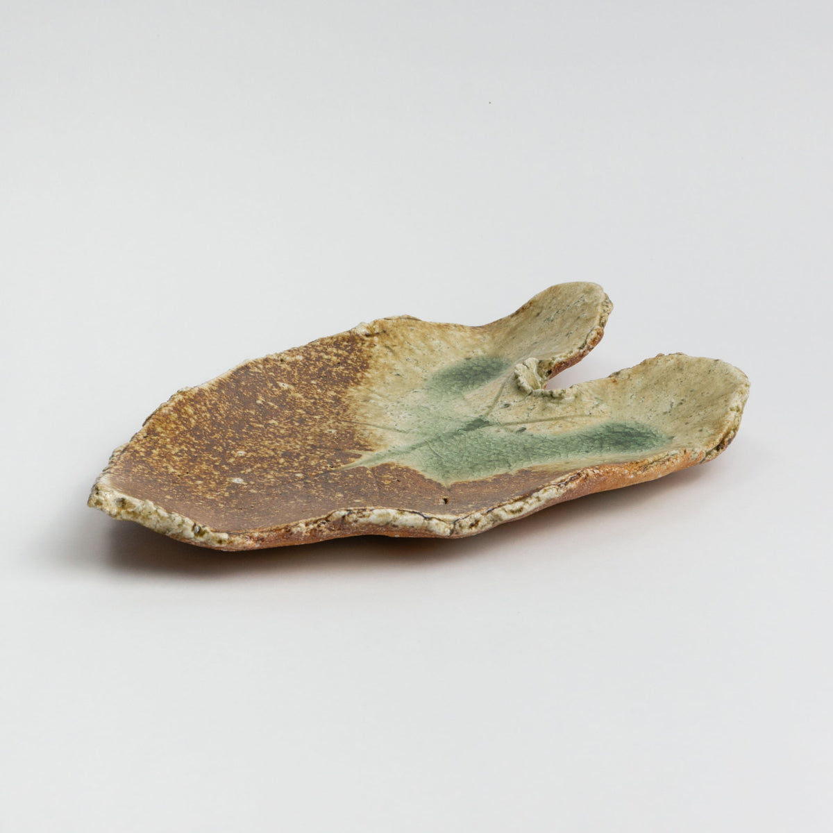 111-1959 Shigaraki leaf shaped serving plate