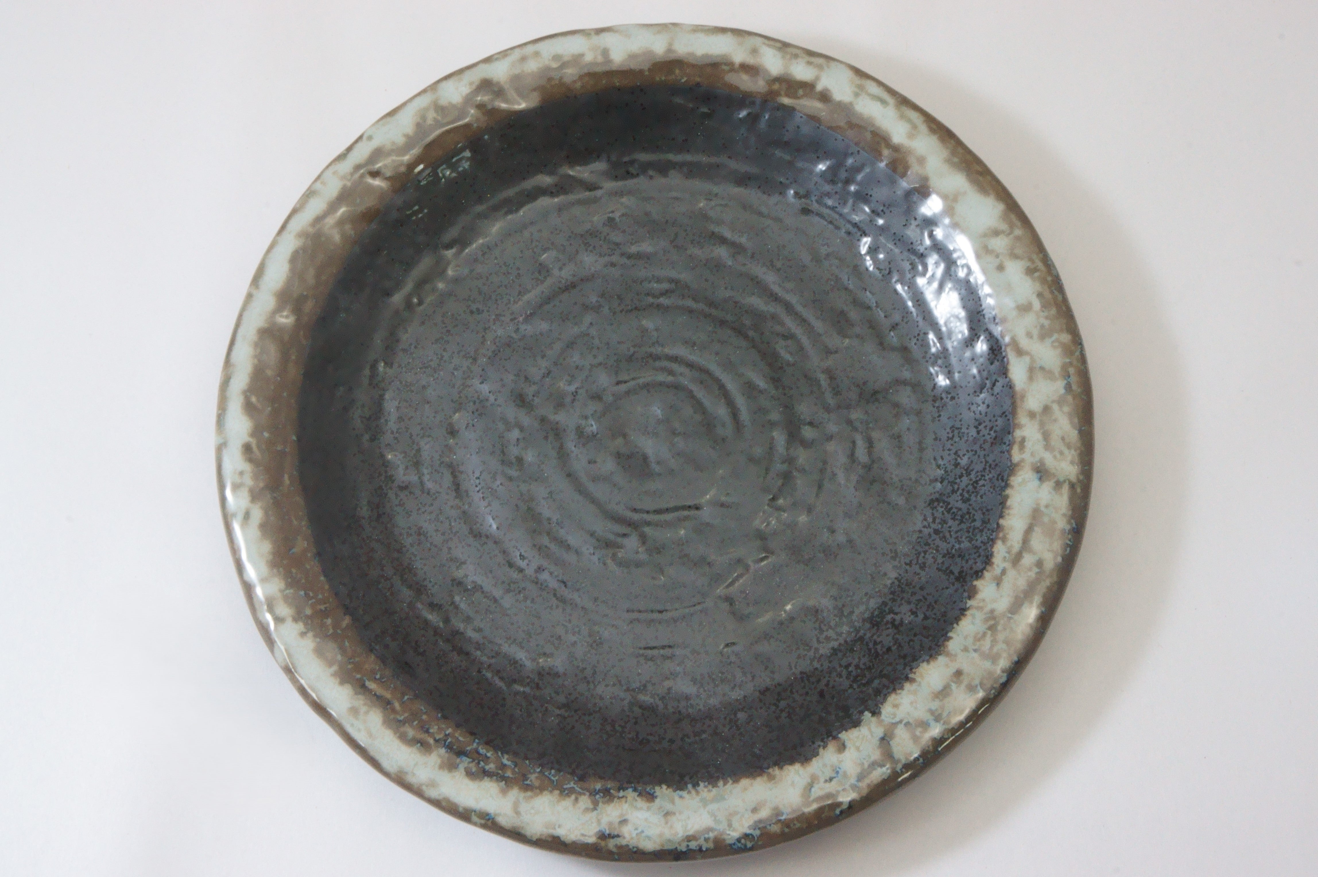 121-0069 Brown on white round plate with rim