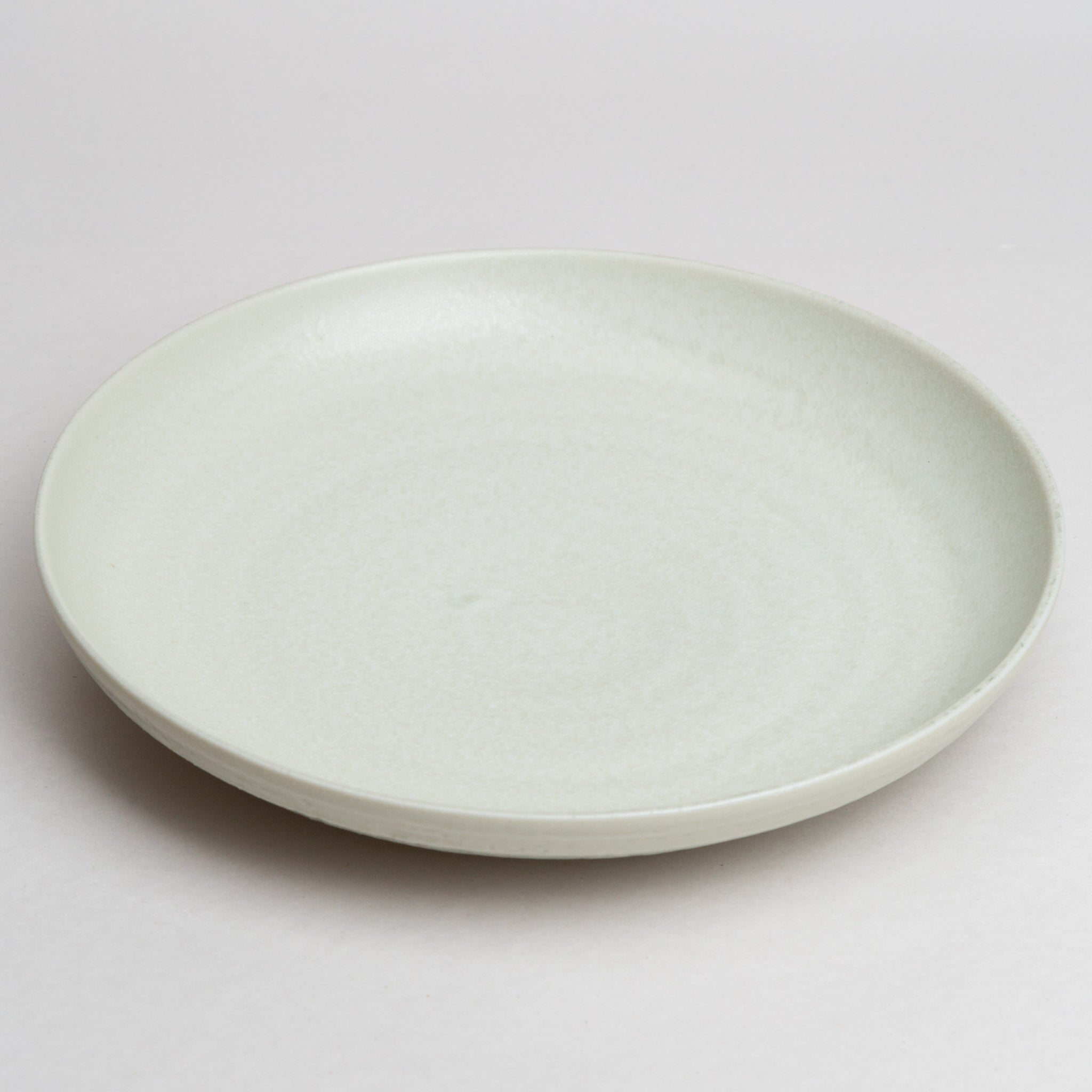 128-4544 Matt white round plate with rim