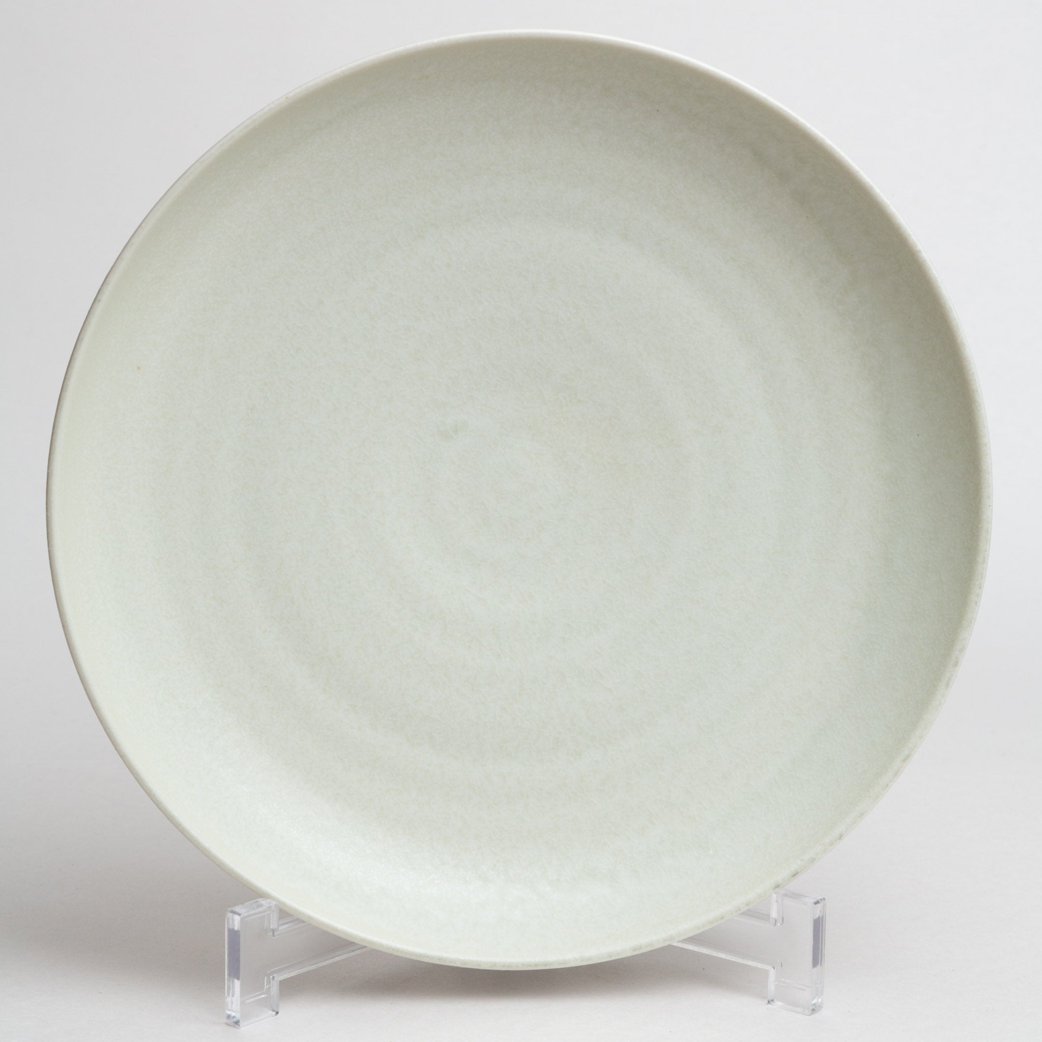 128-4544 Matt white round plate with rim
