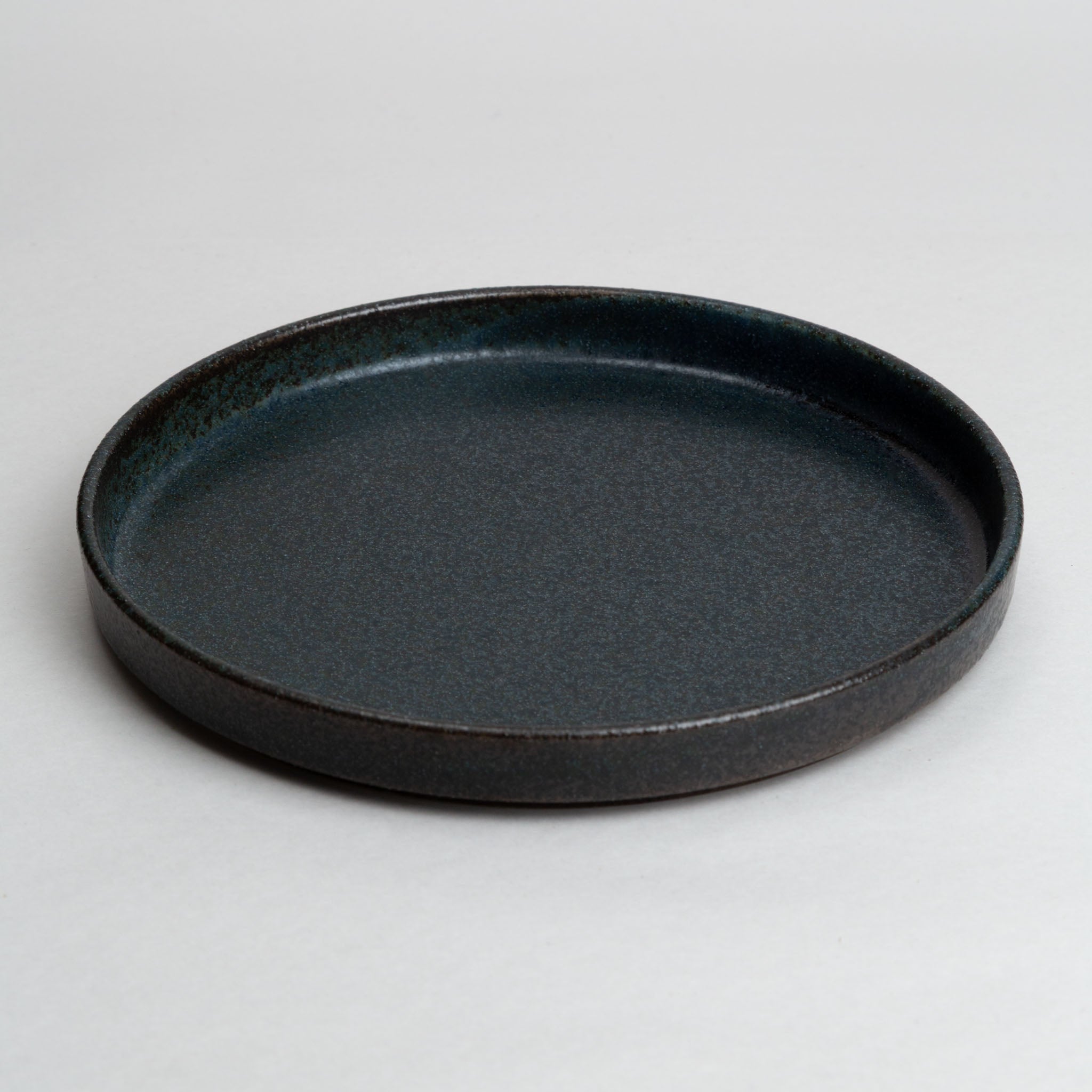 131-0197 Urumi flat mid plate with rim 23cm