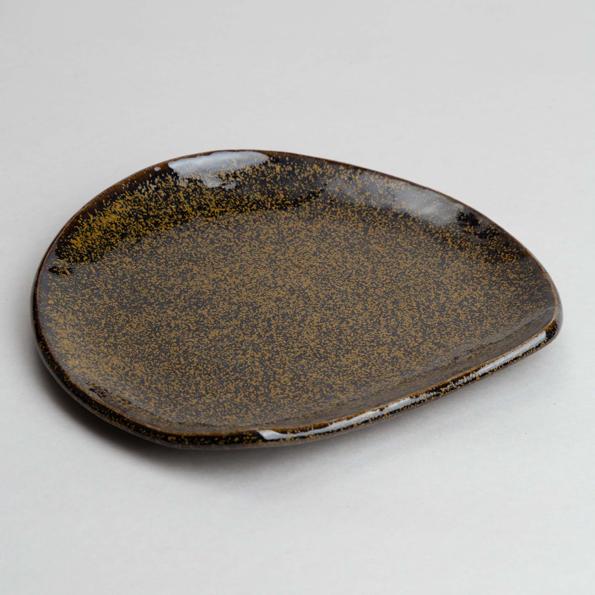 131-0287 Splash on brown semi circular plate
