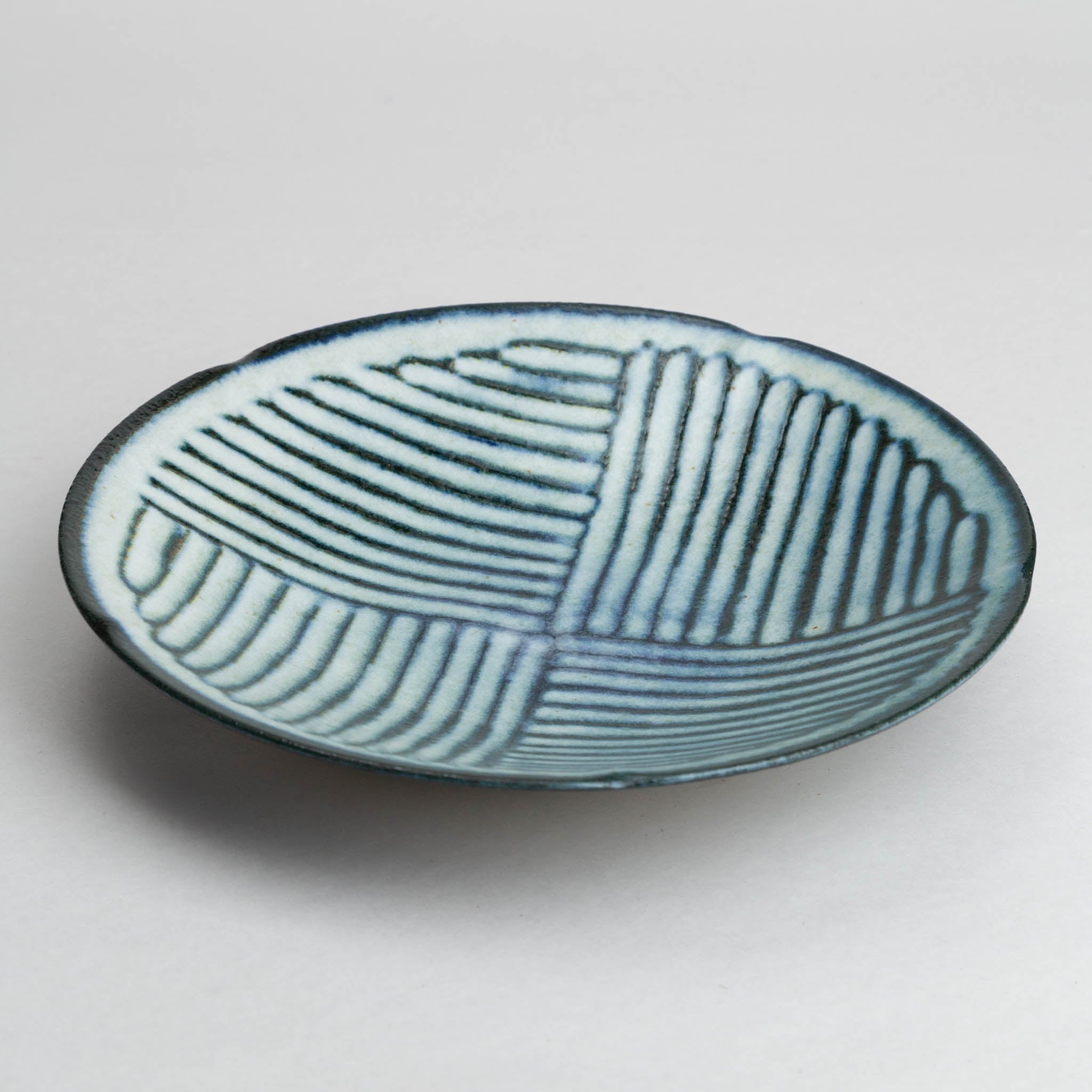 131-0288 Blue on white deep mid plate