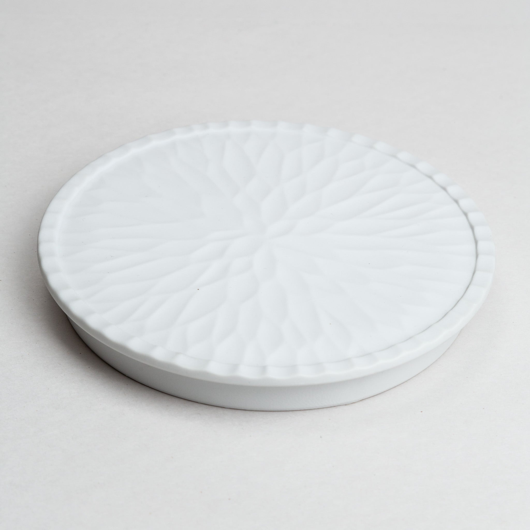 131-0481 Mat white dahlia plate