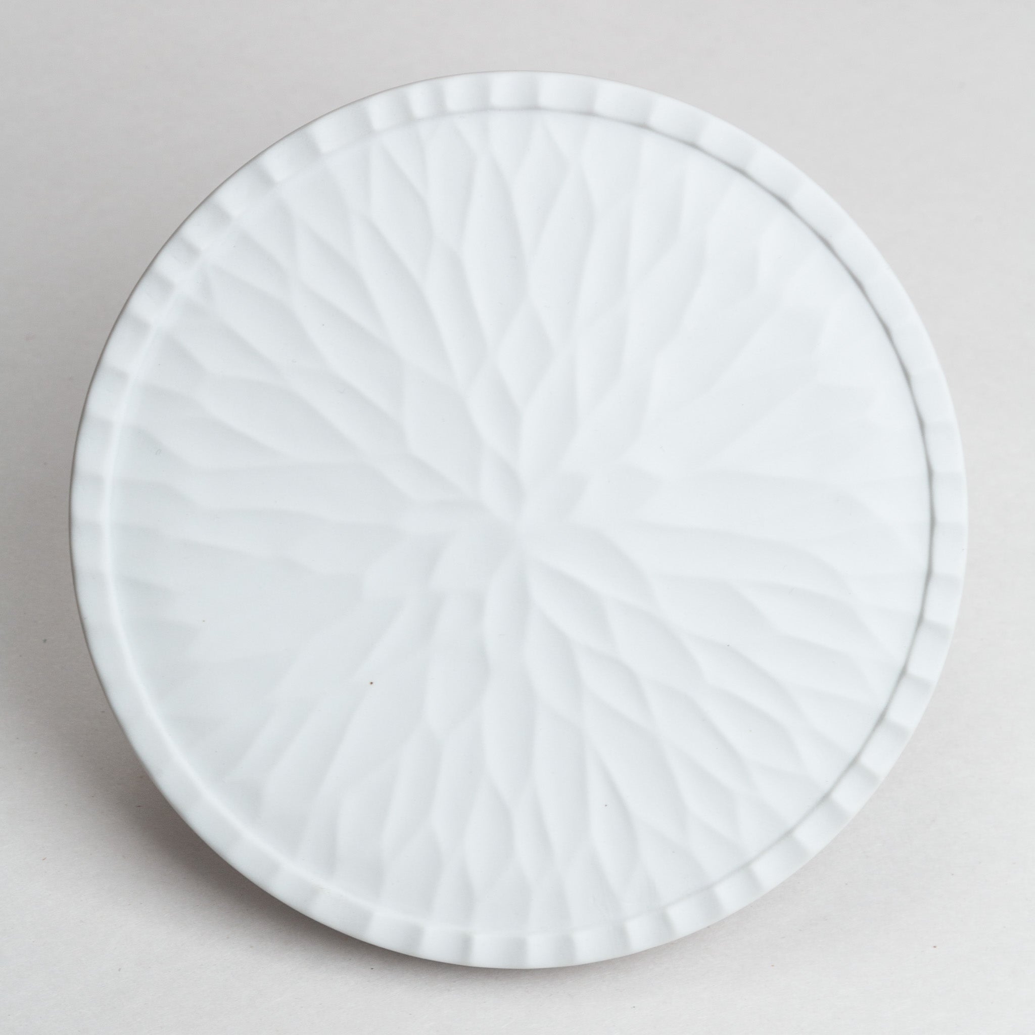 131-0481 Mat white dahlia plate