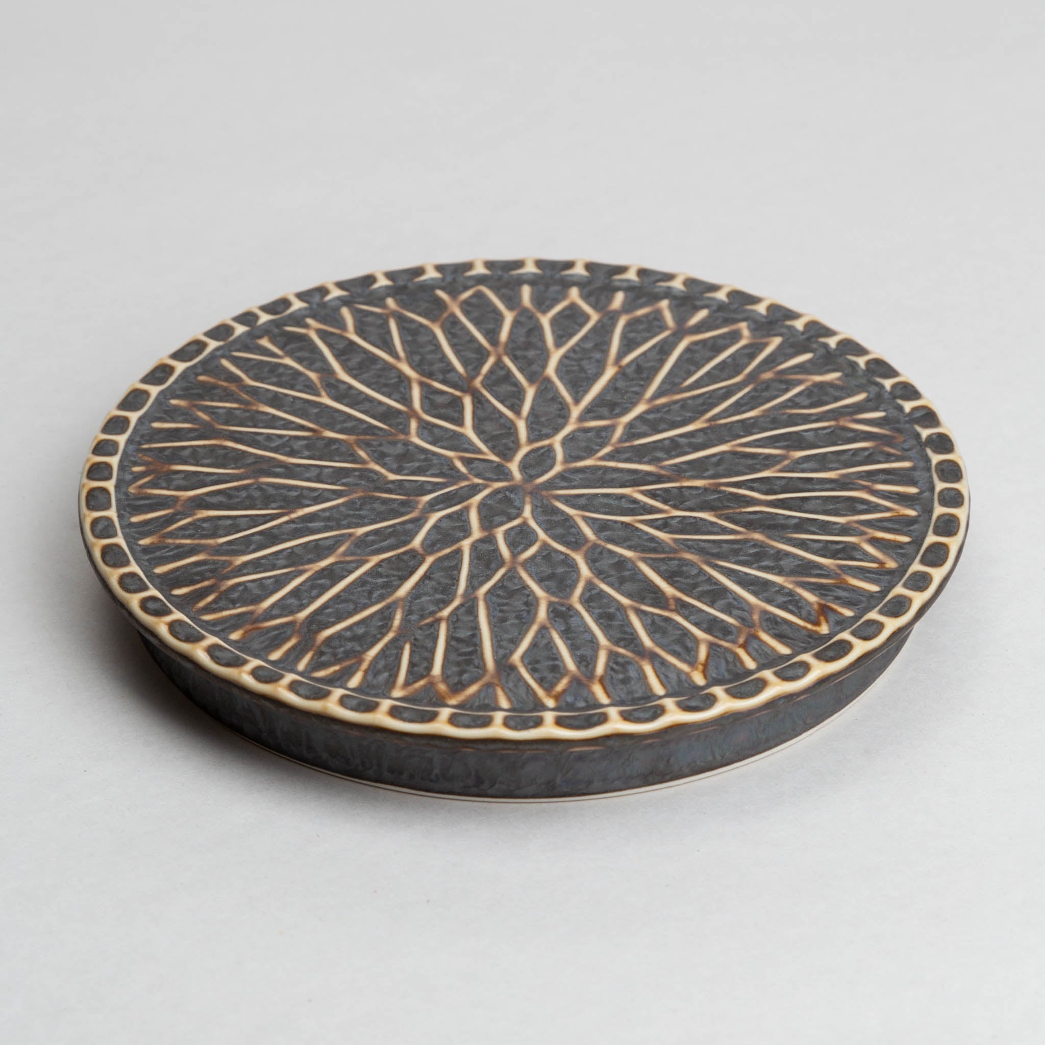 131-0482 Grey dahlia plate