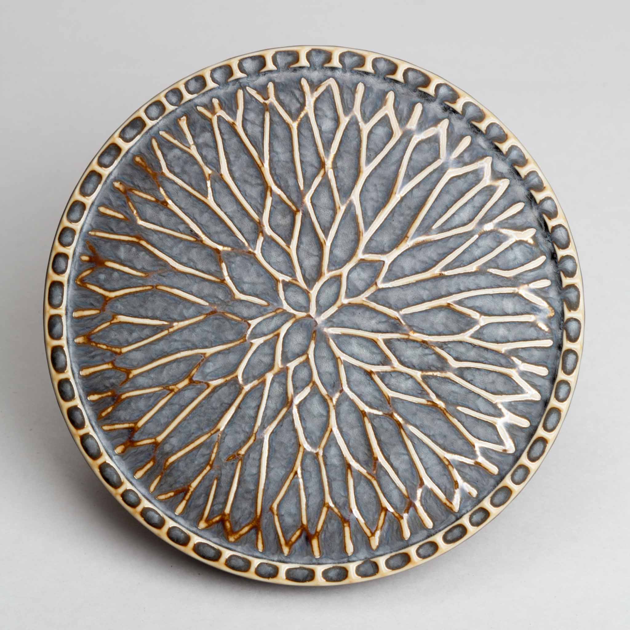 131-0482 Grey dahlia plate