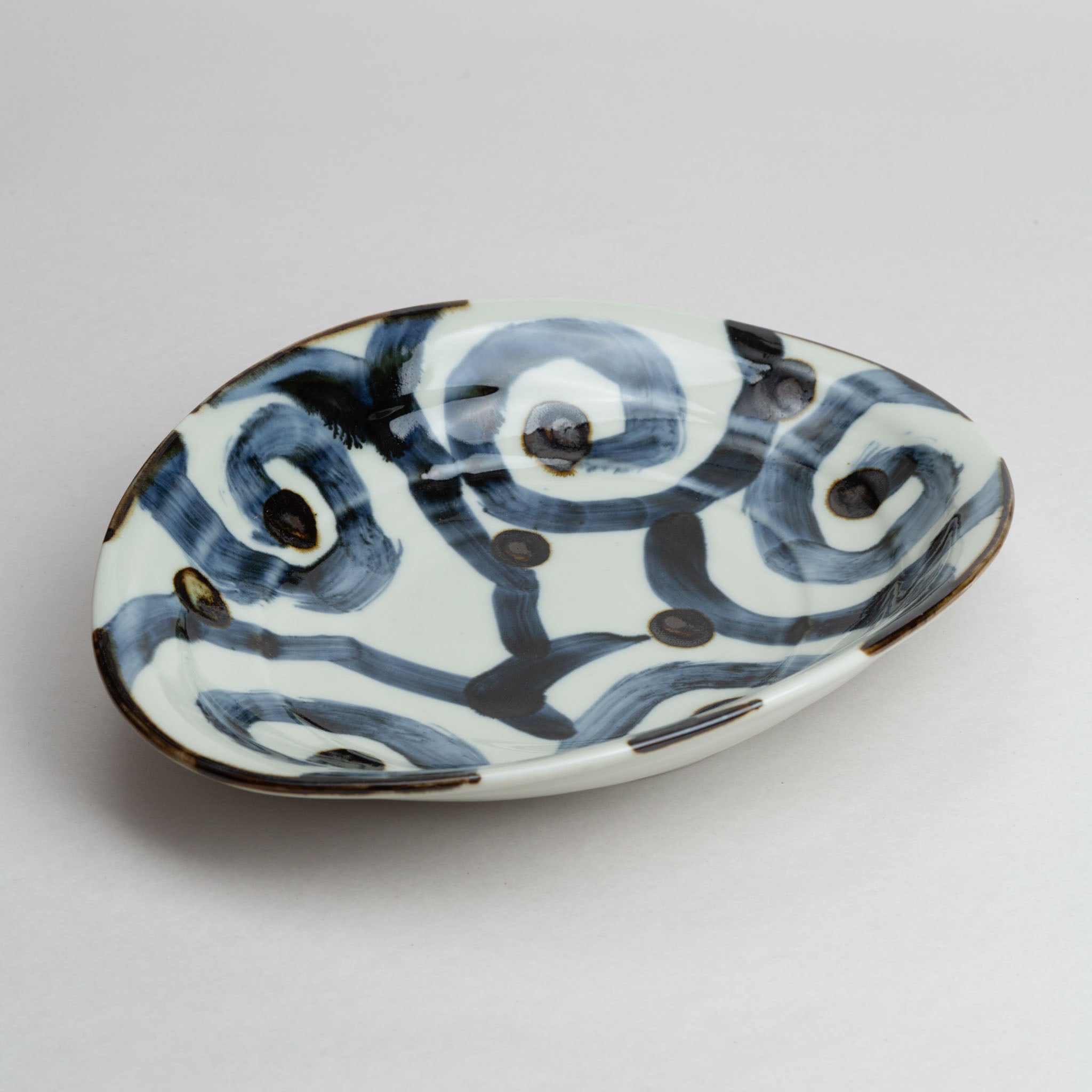 131-0556 Karakusa oval serving bowl