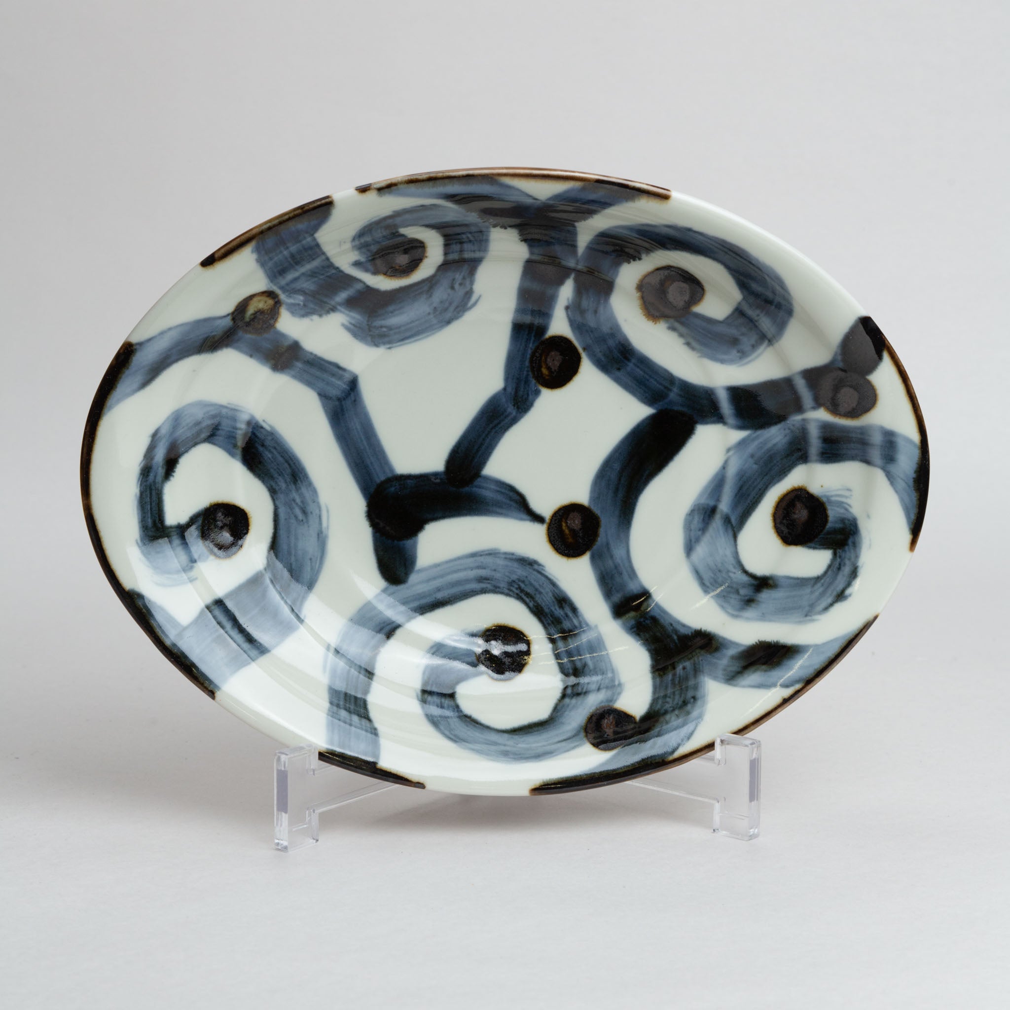 131-0556 Karakusa oval serving bowl