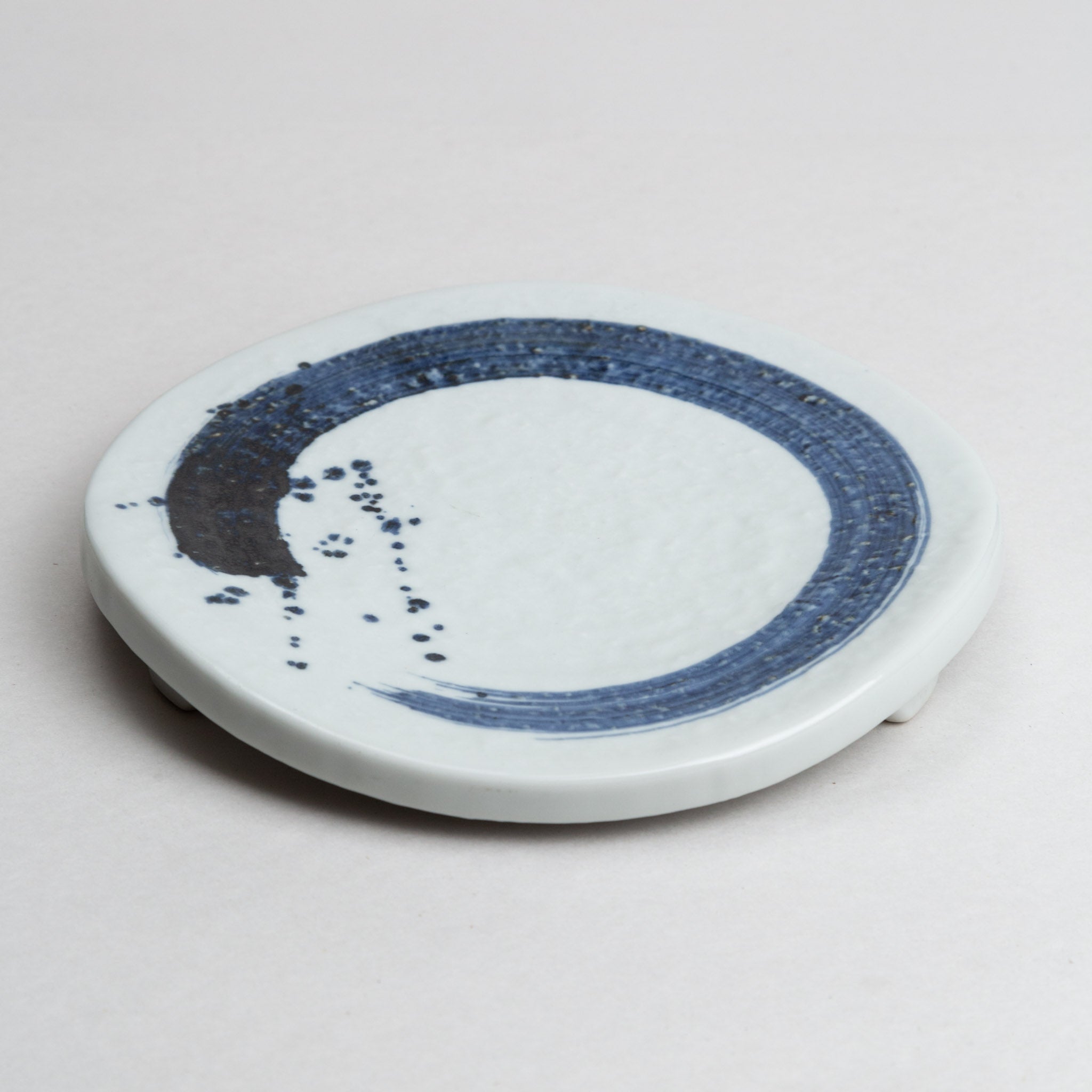 138-4913 Blue brushed on footed white flat plate 19cm