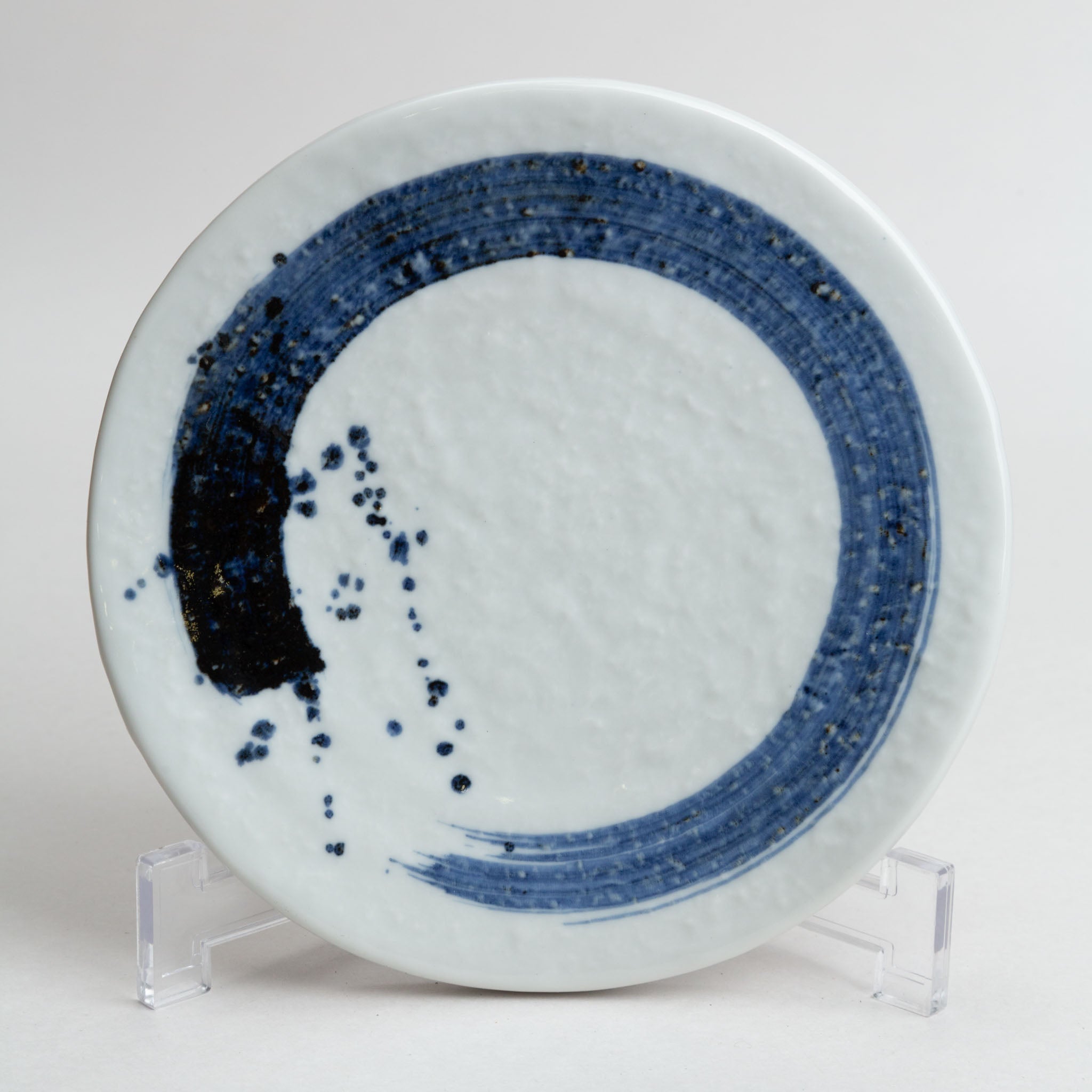 138-4913 Blue brushed on footed white flat plate 19cm