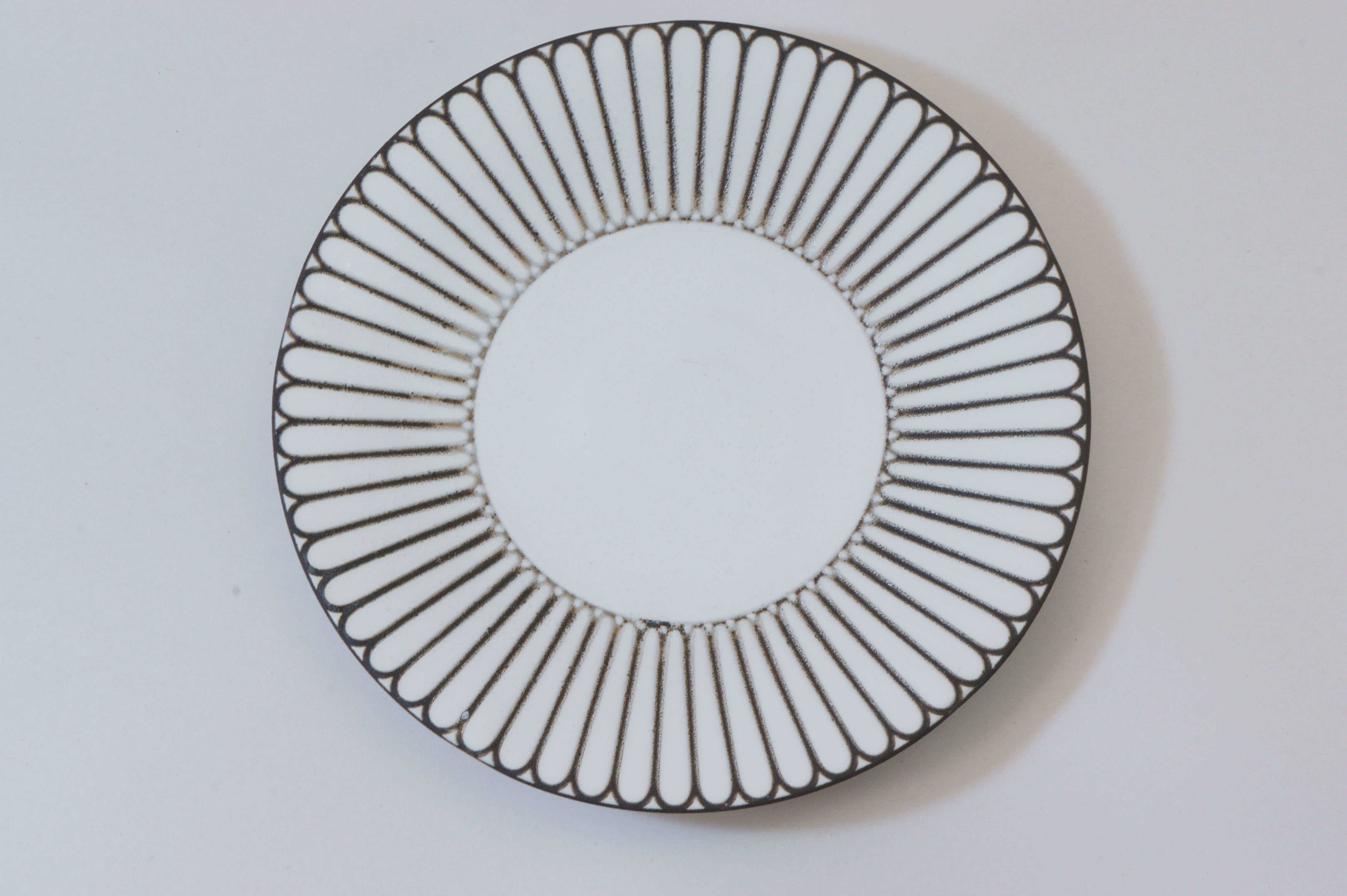 141-1113 White chrysanthemum side plate