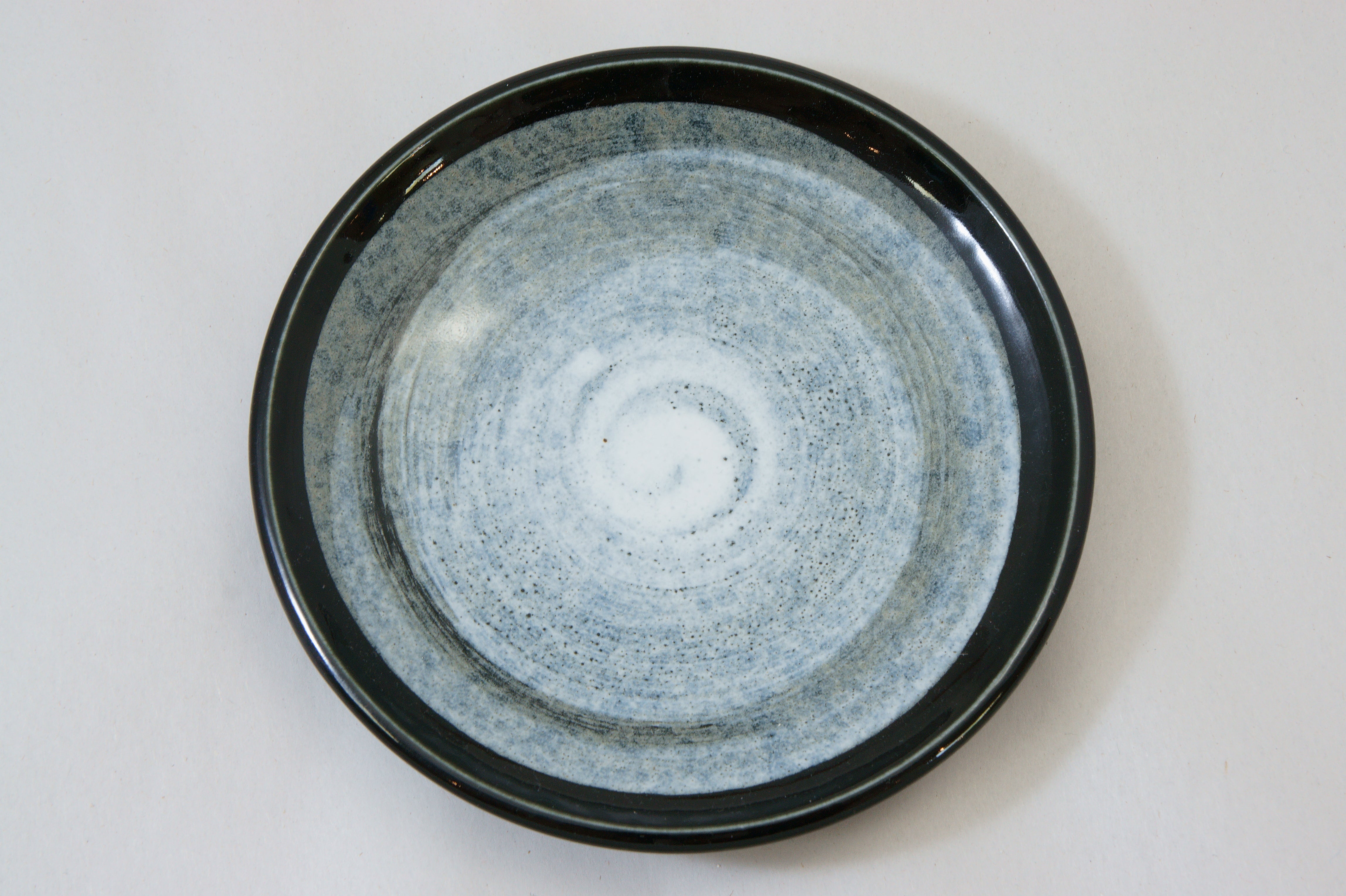 159-7130 Grey on blakc small plate