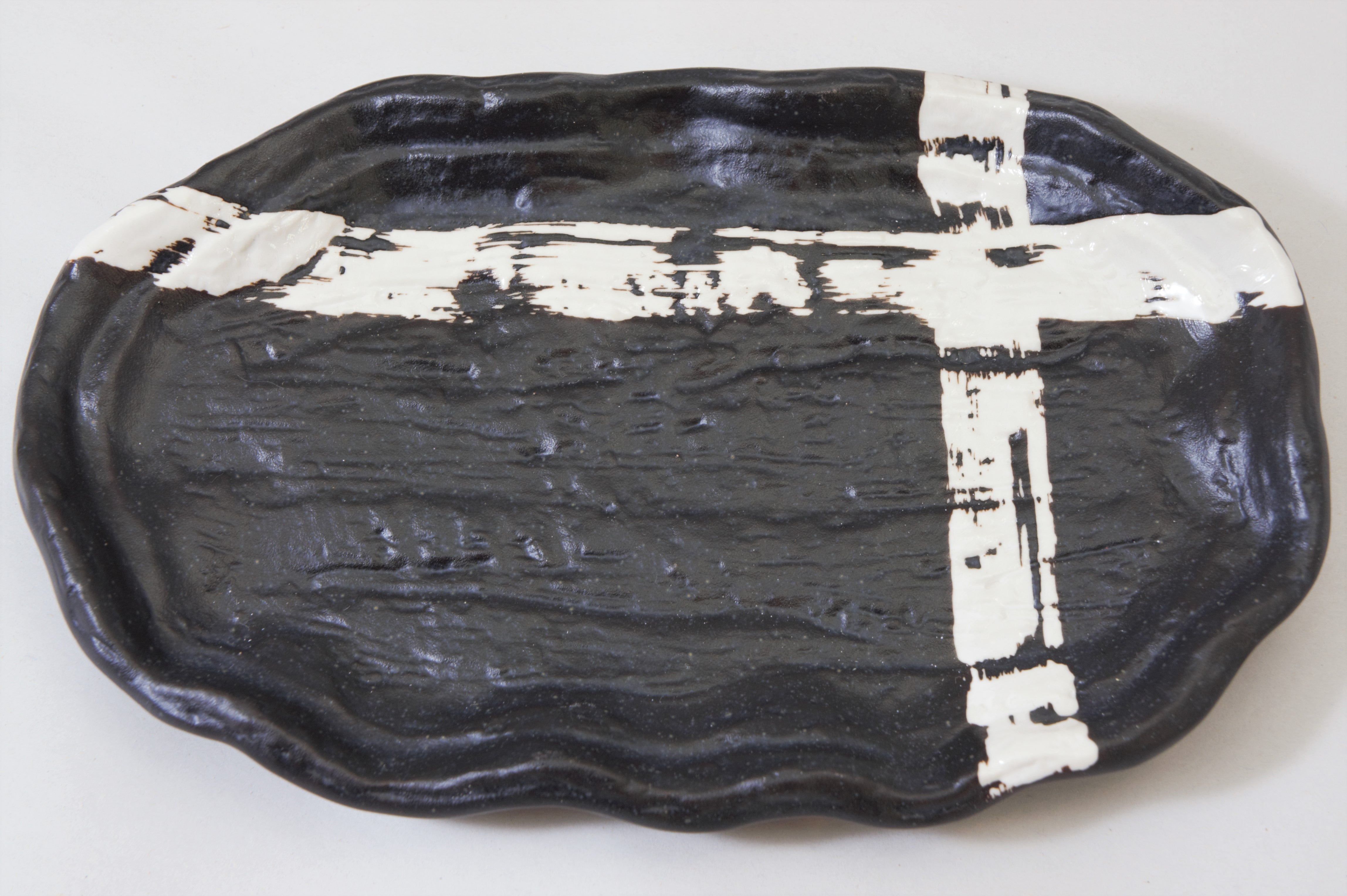 171-0449 Lines on black oval yakimono plate