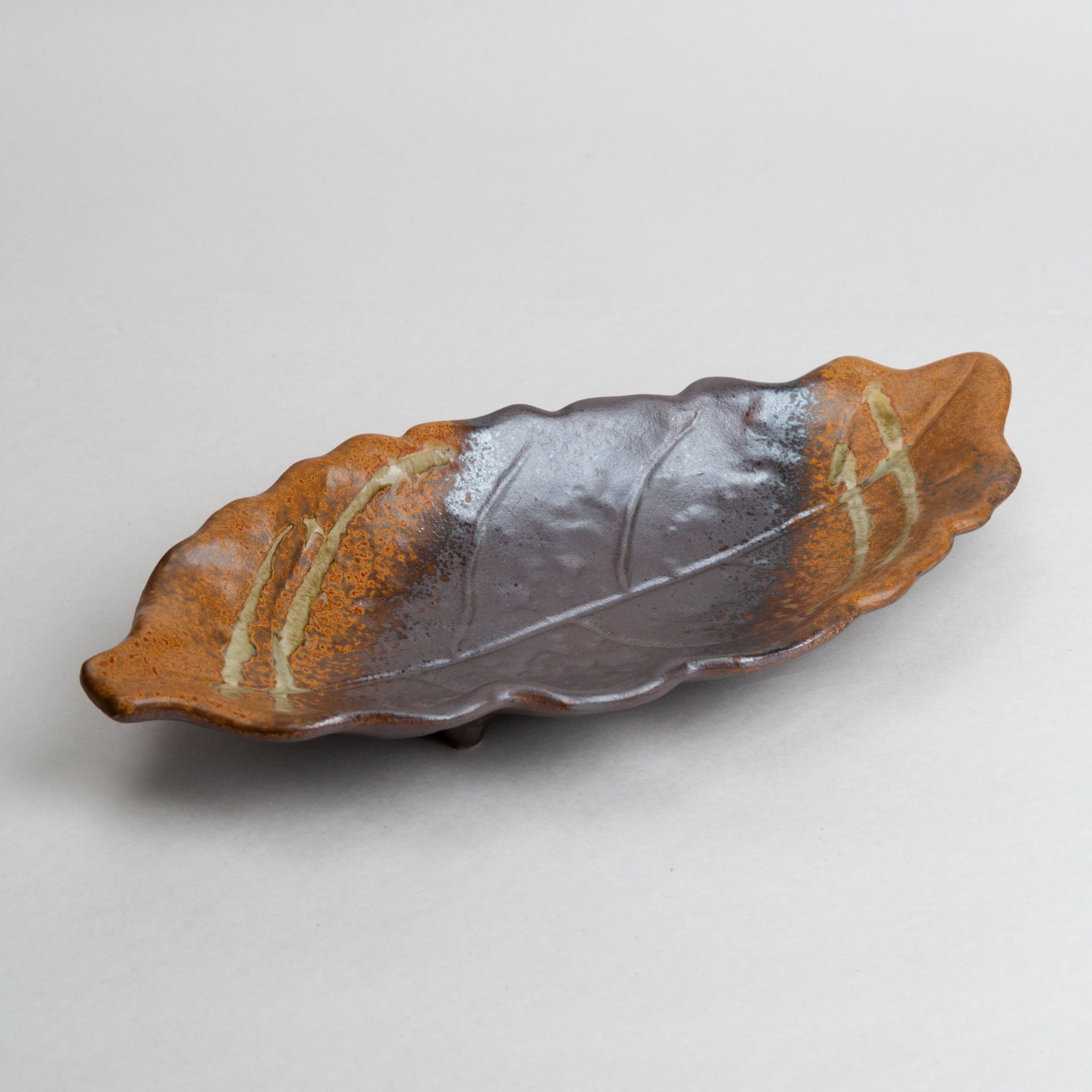 178-3061 Leaf shaped brown Sanma plate