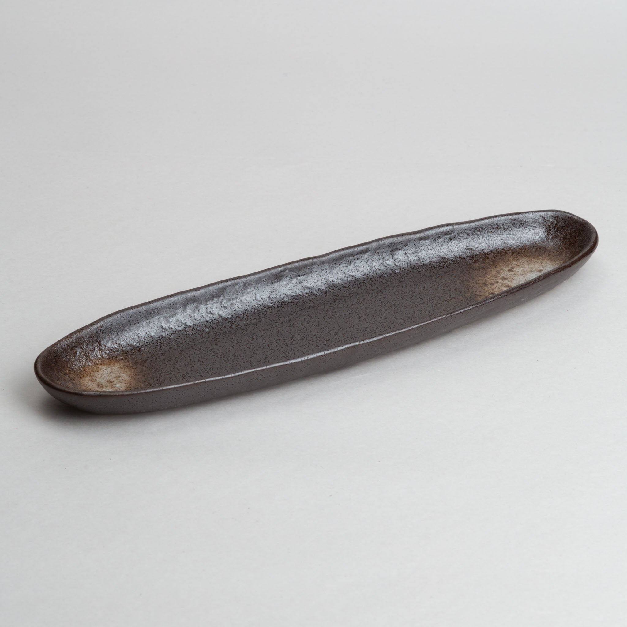 181-0619 Spots on narrow oval plate