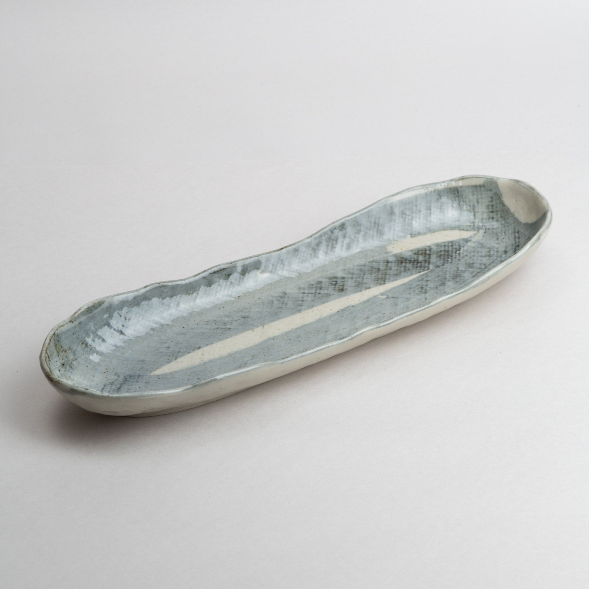 188-5746 Blue on white oval tsukidashi plate