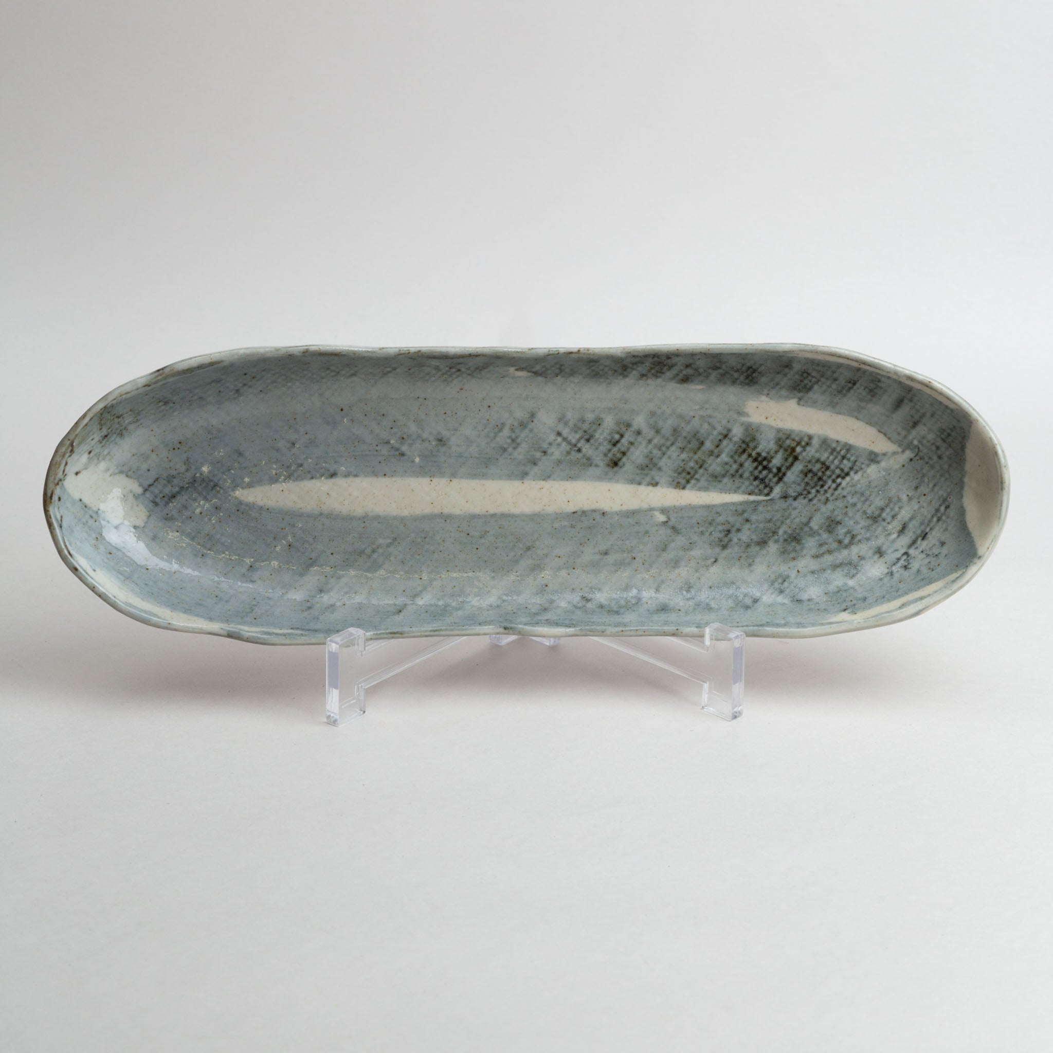 188-5746 Blue on white oval tsukidashi plate