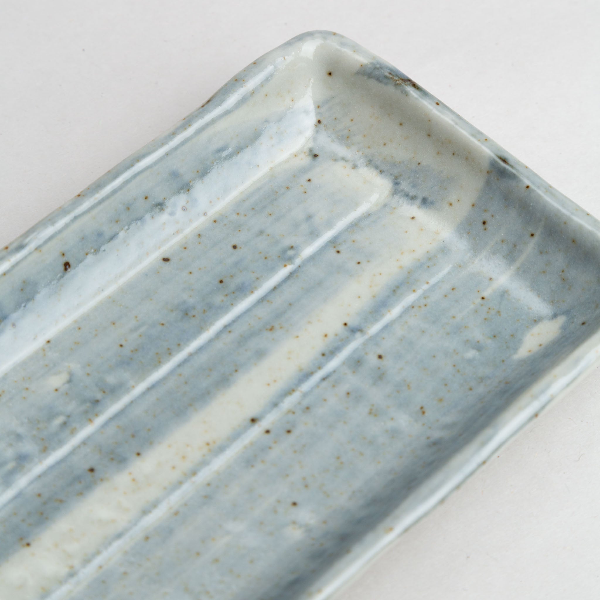 188-5747 Blue on white tsukidashi plate