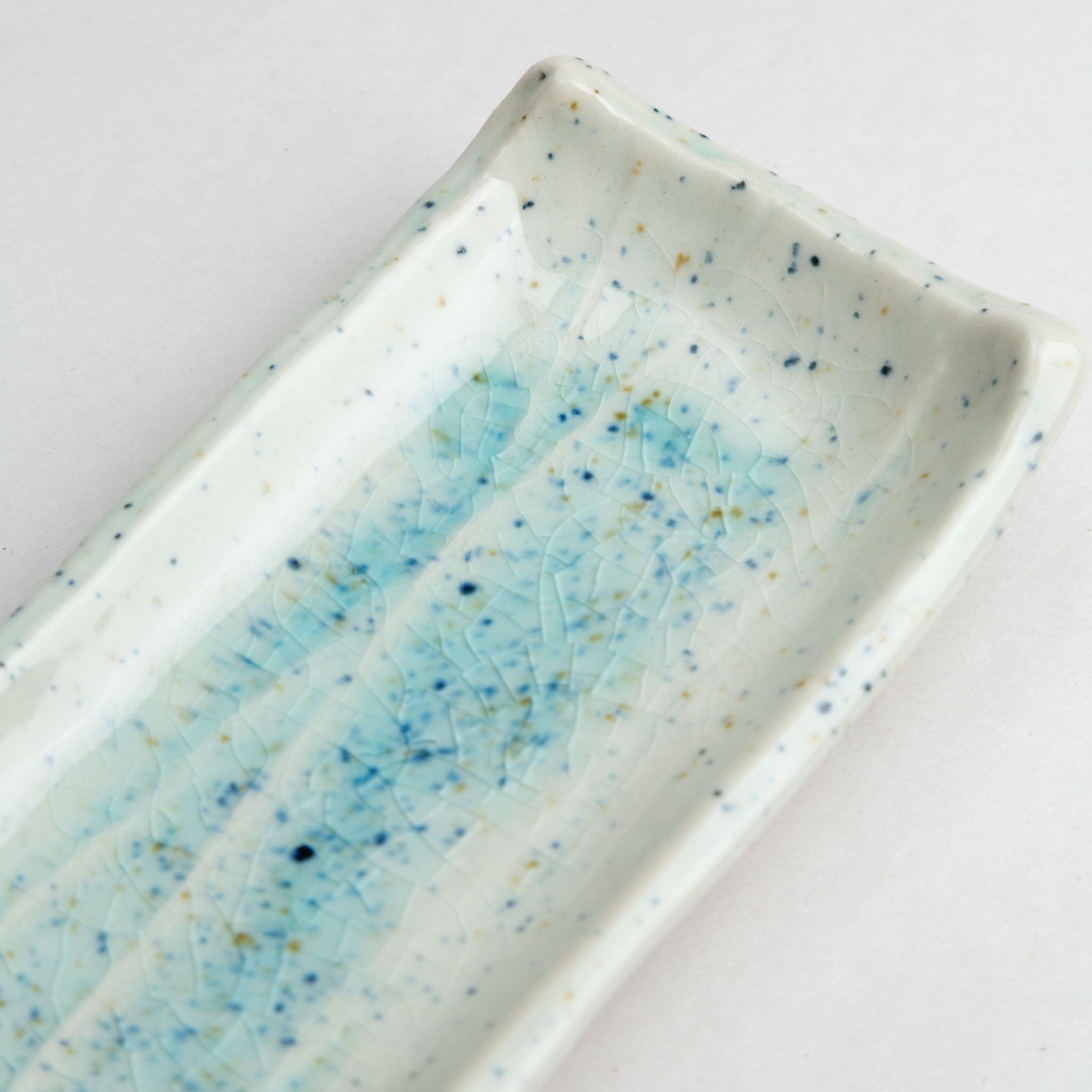188-6142 White tsukidashi plate with blue sparkle