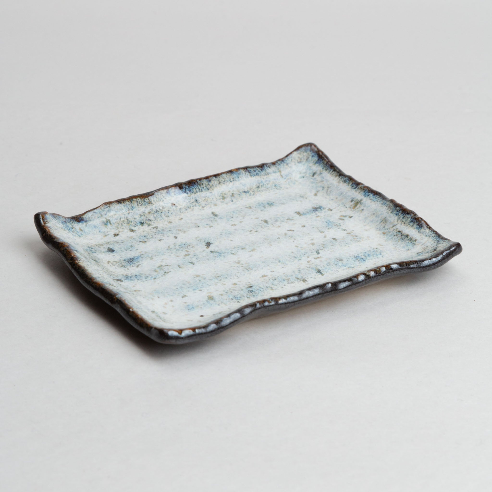 191-0450 White on black meimei plate