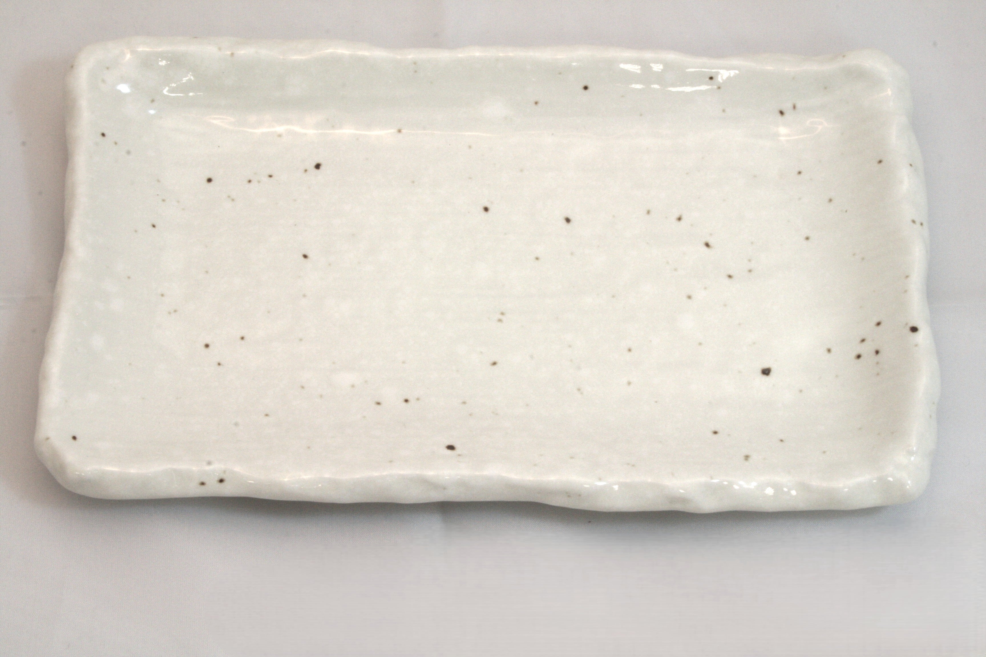 198-1916 White thick yakimono plate