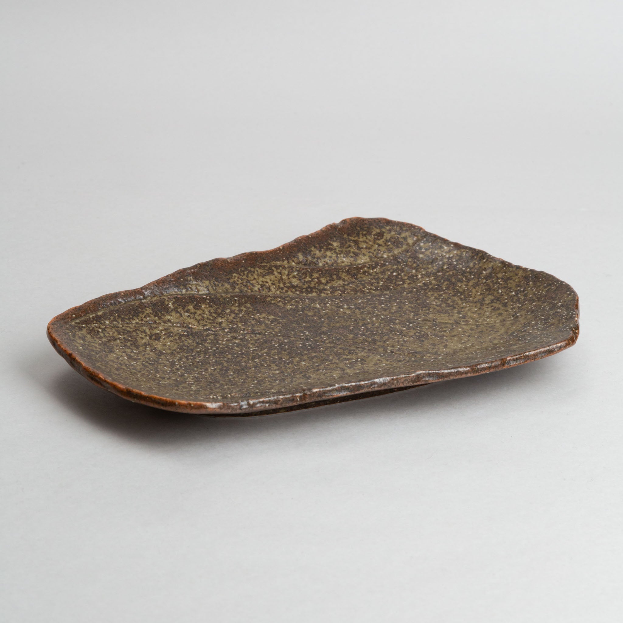 198-5257 Beige deformed plate 26cm