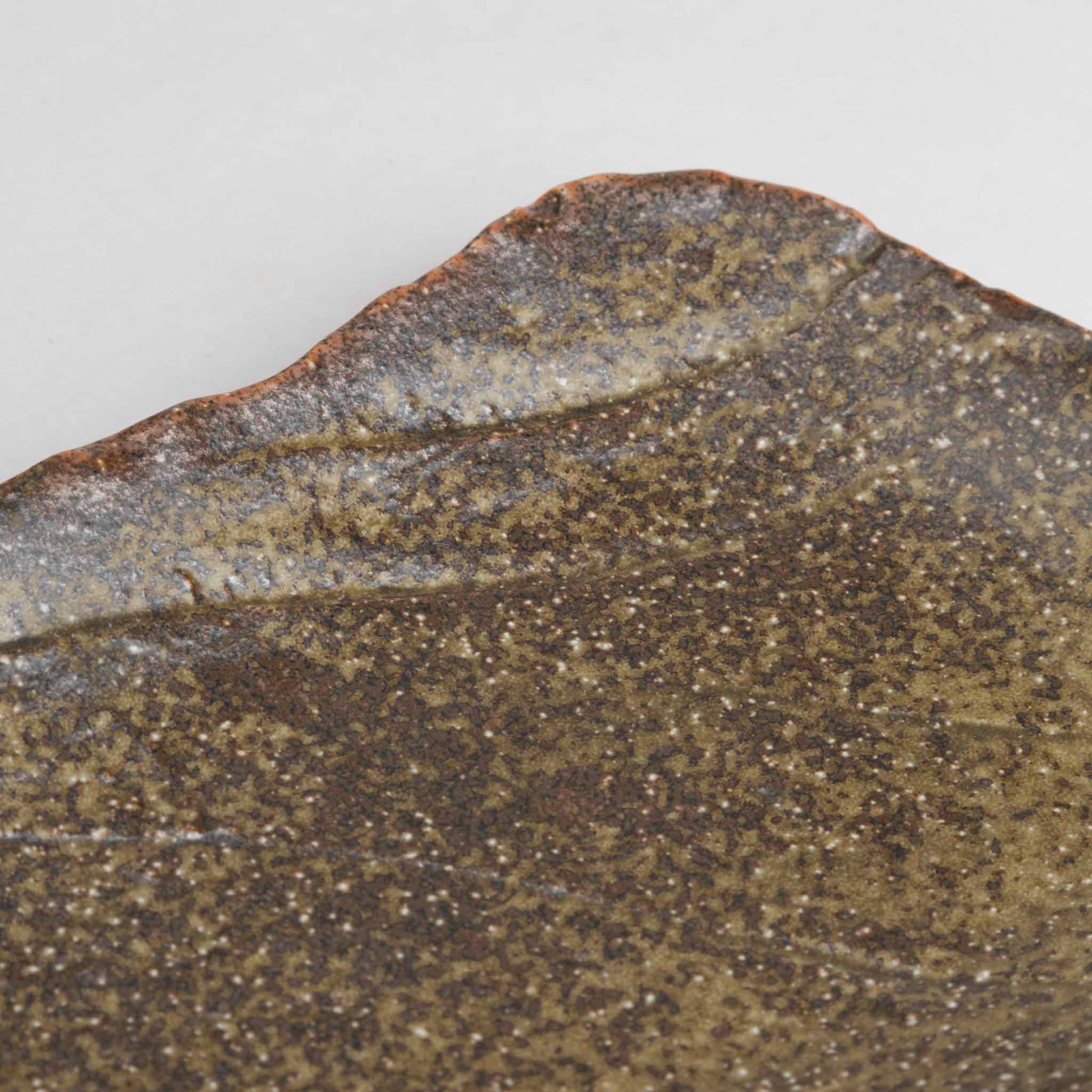 198-5257 Beige deformed plate 26cm