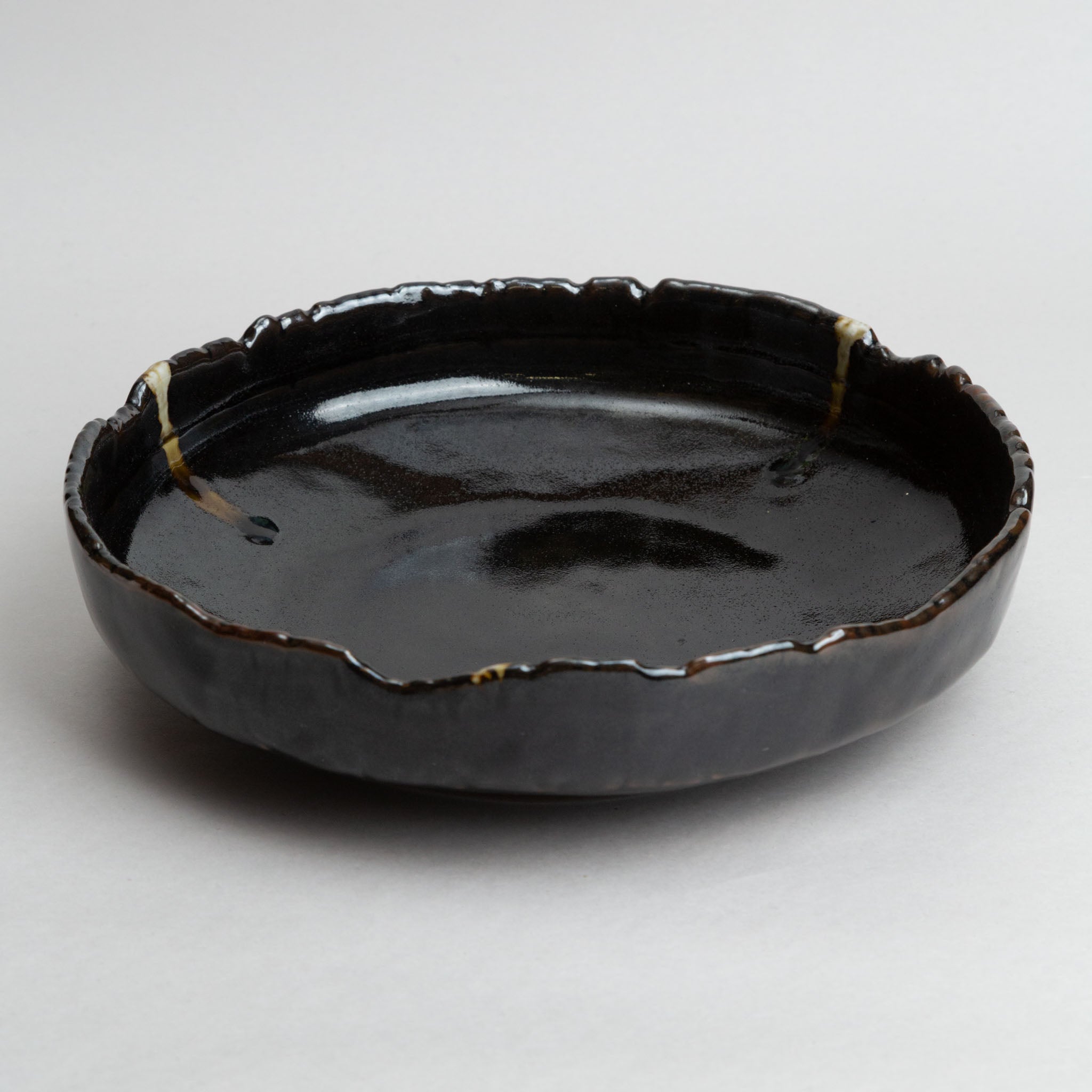 218-4930 Black serving bowl with standing rim