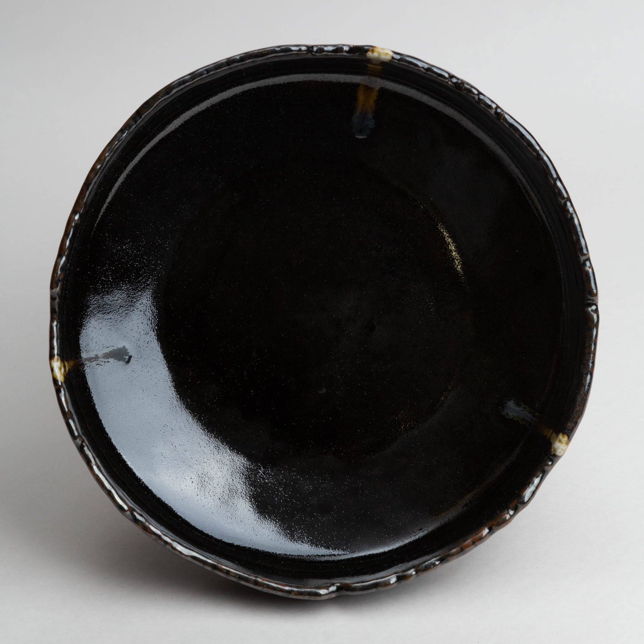 218-4930 Black serving bowl with standing rim