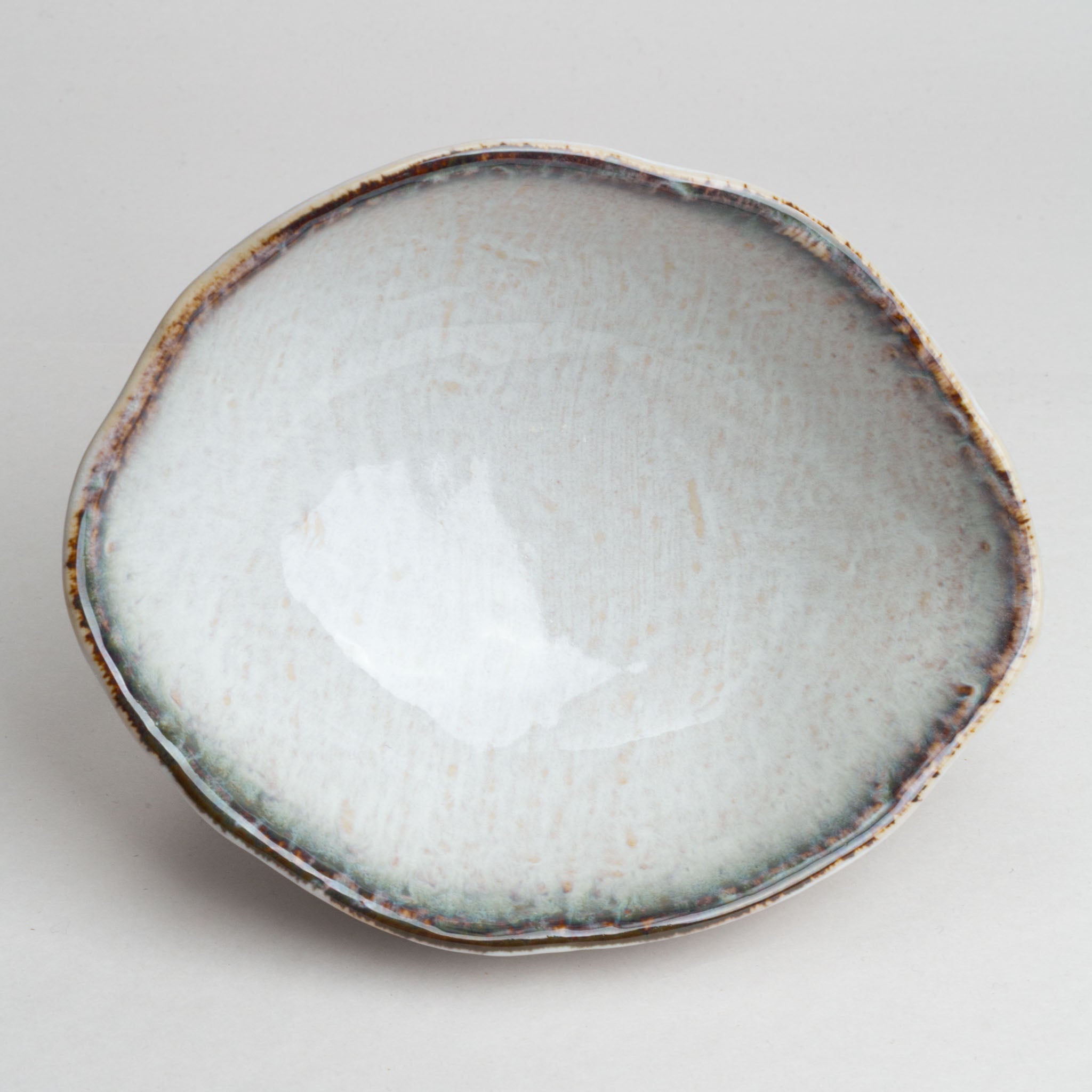 221-0147 White oval mid bowl with brown rim