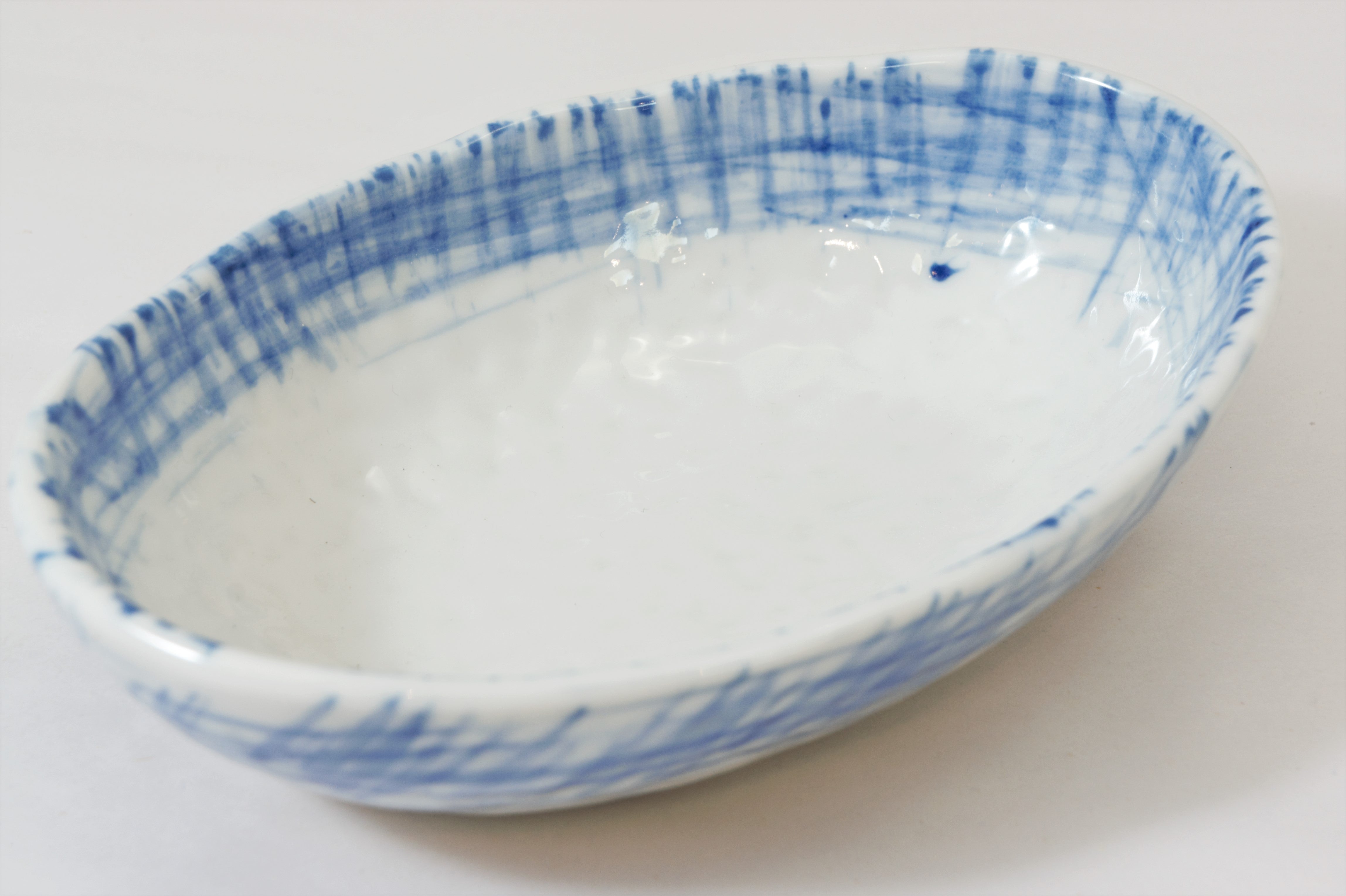 221-0423 Blue on white oval bowl