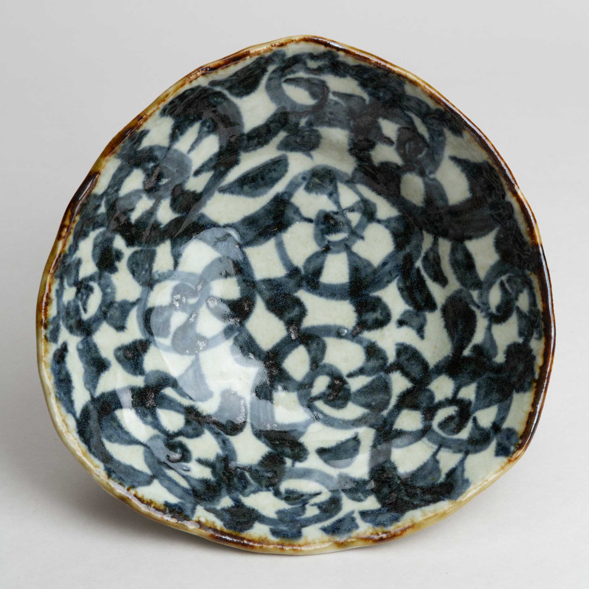 228-5661 Tako Karakusa bowl