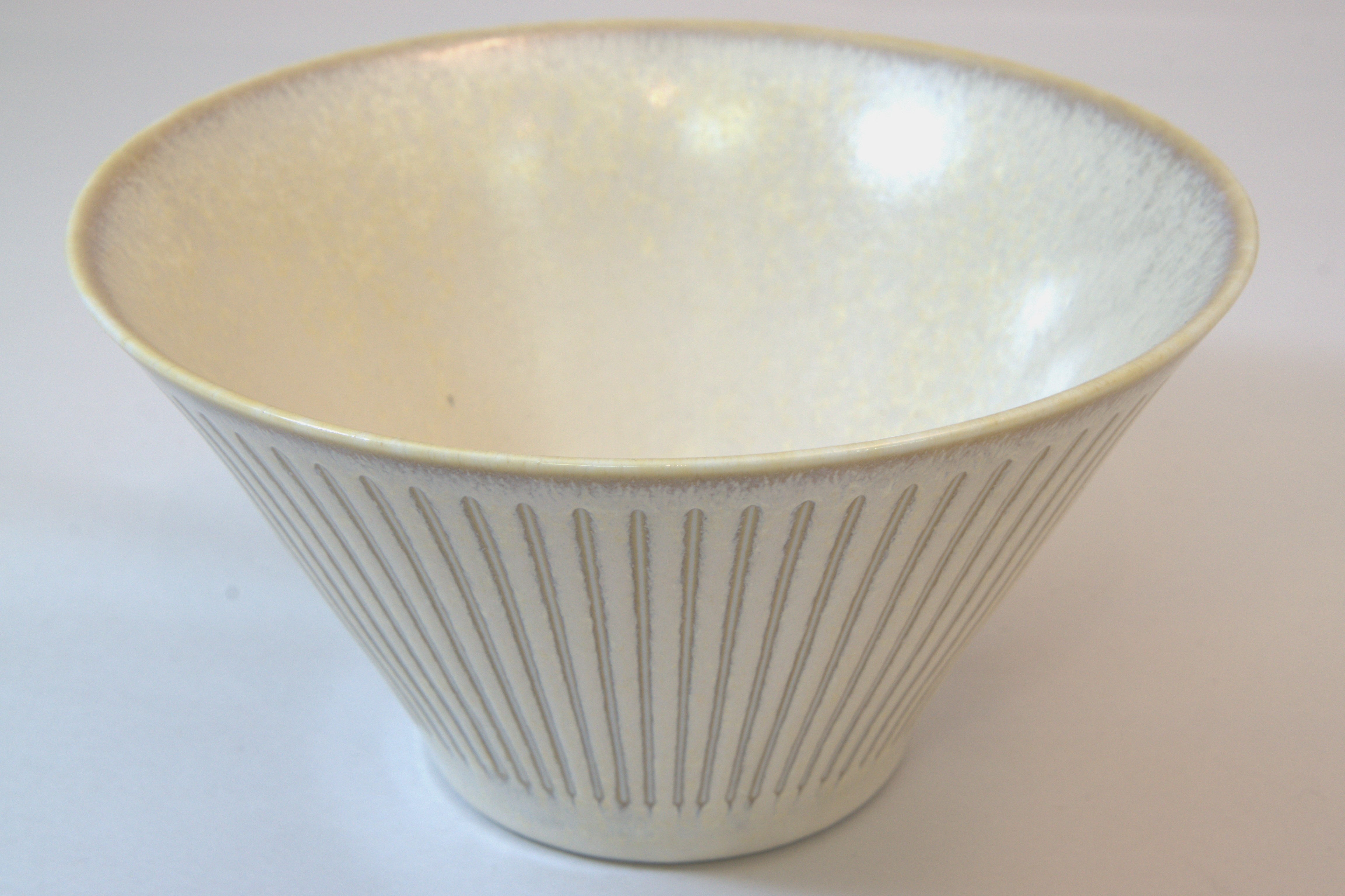 251-0552 Lines on white corn shaped bowl