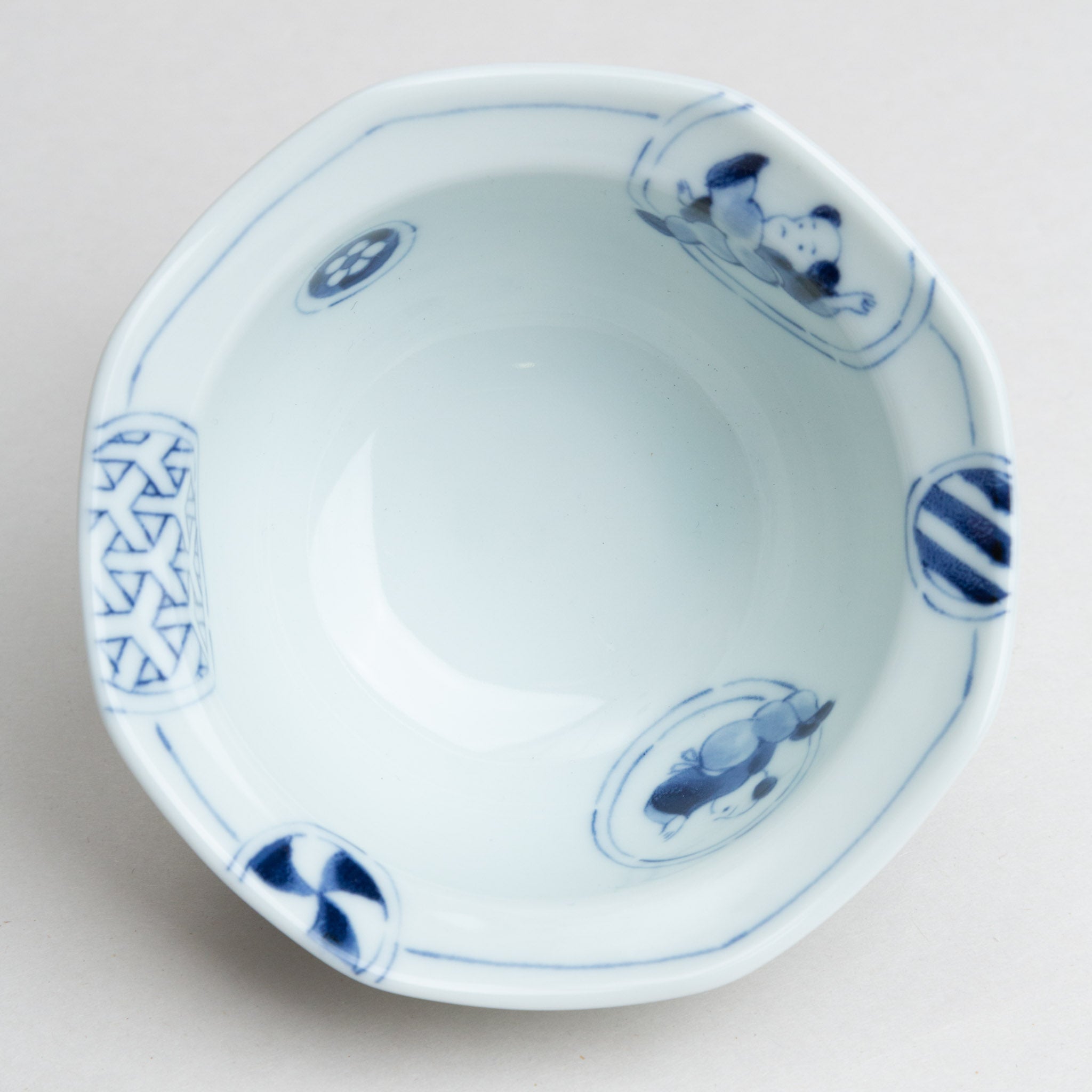 261-1047 Balls small bowl