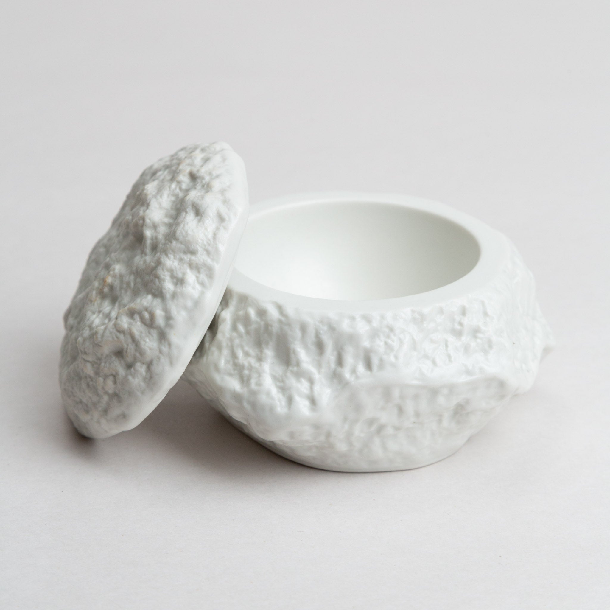 271-0486 White rock small bowl with lid