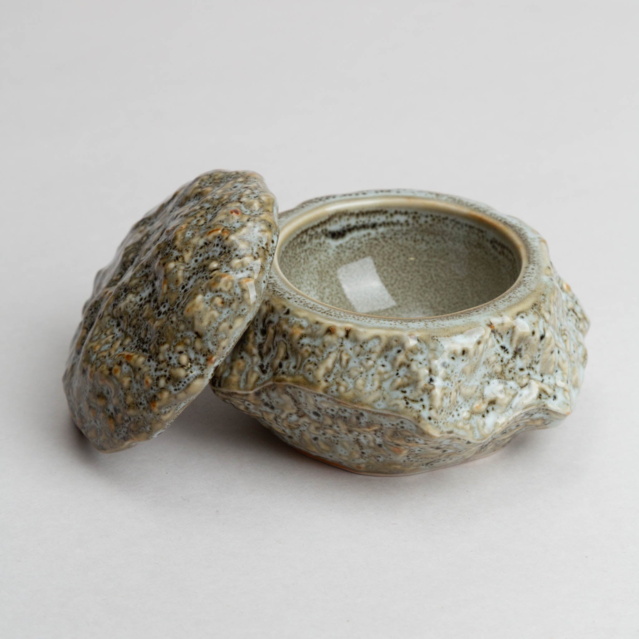 271-0487 Grey rock small bowl with lid