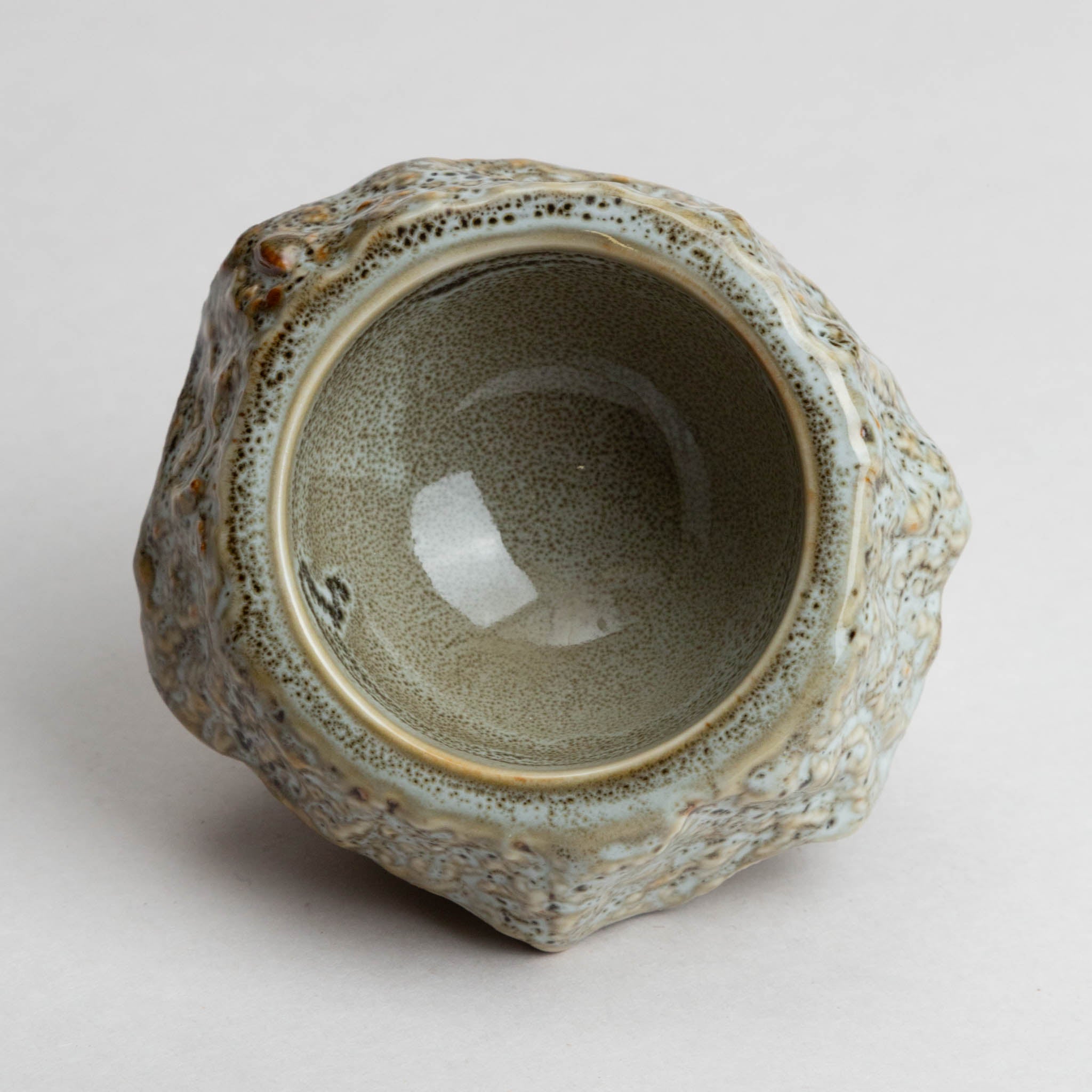 271-0487 Grey rock small bowl with lid