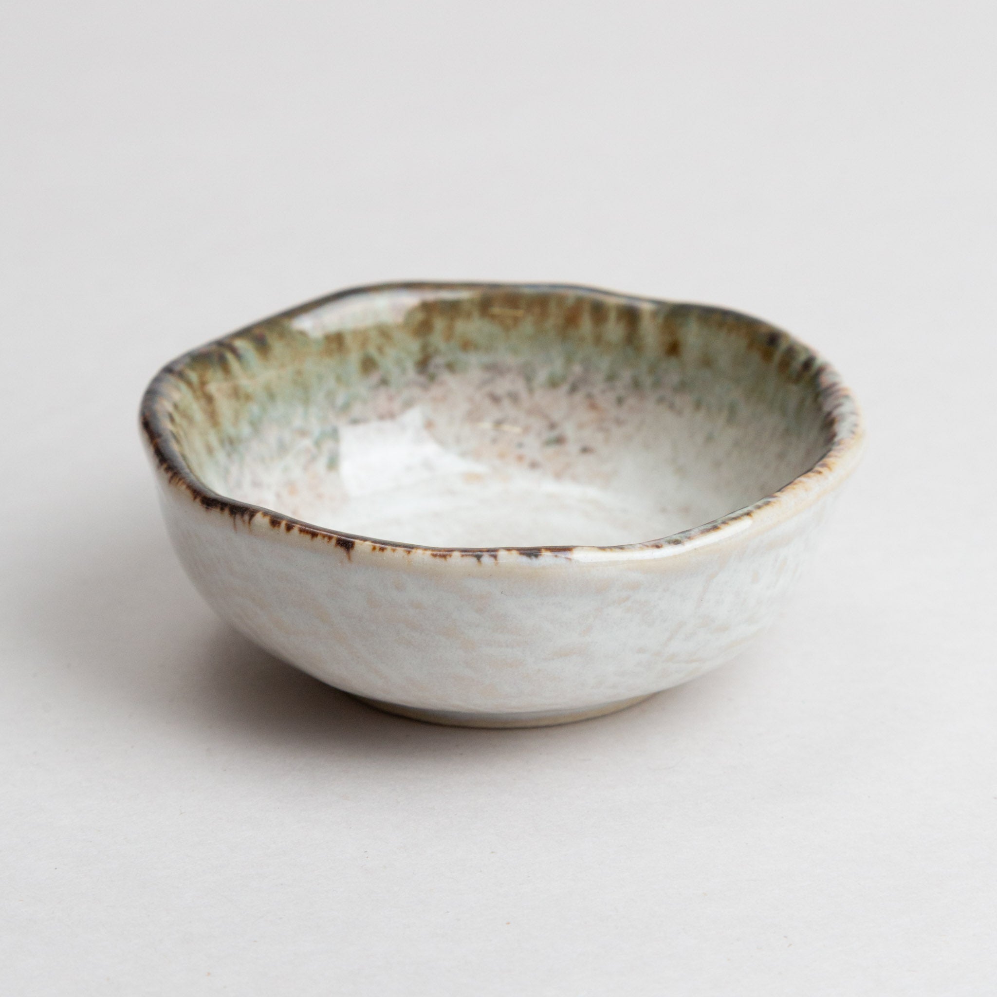 411-0137 White round ramekin with brown edge