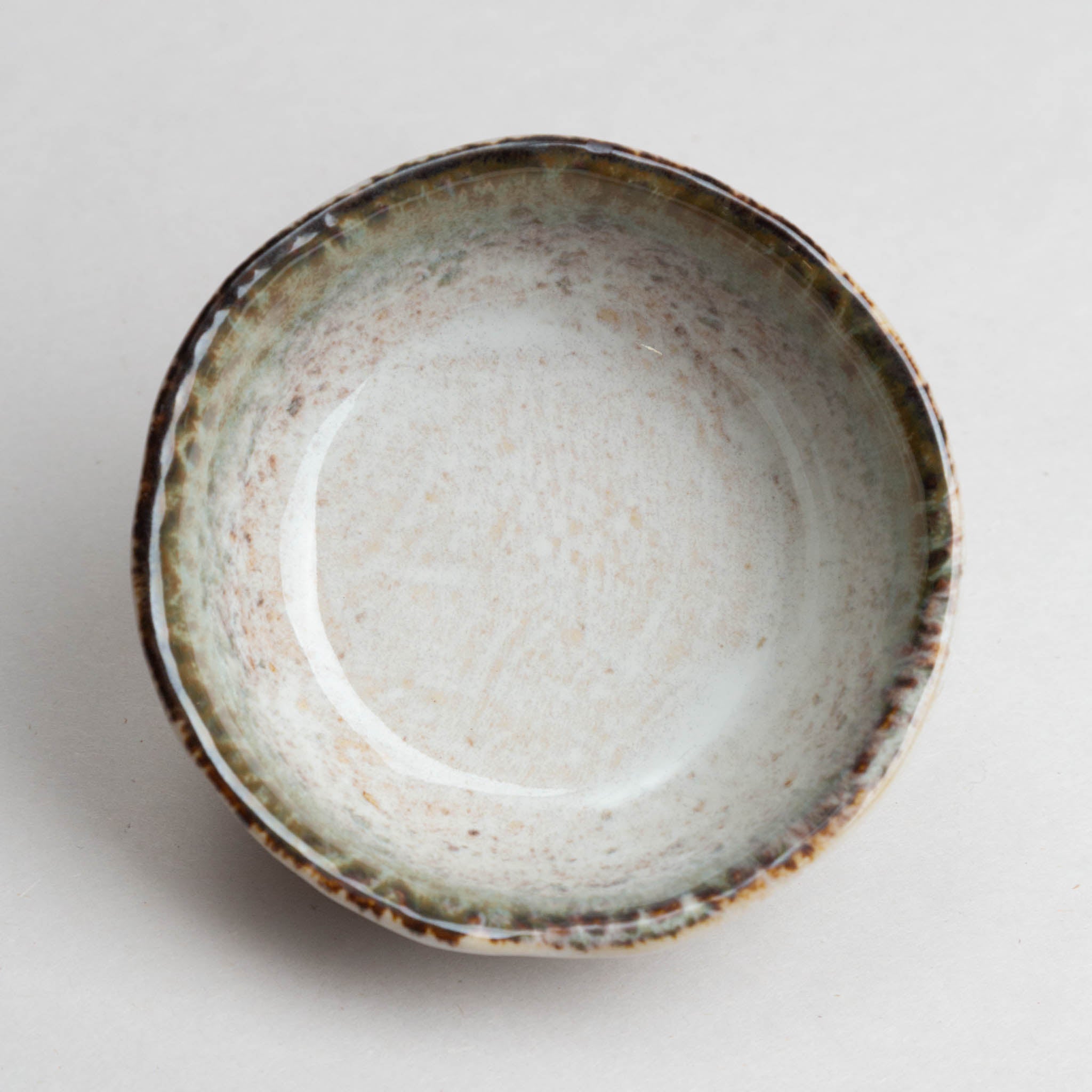 411-0137 White round ramekin with brown edge