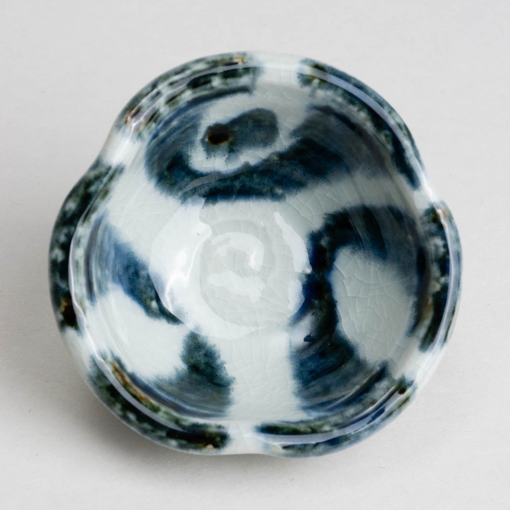 418-3333 Blue on white triangle ramekin