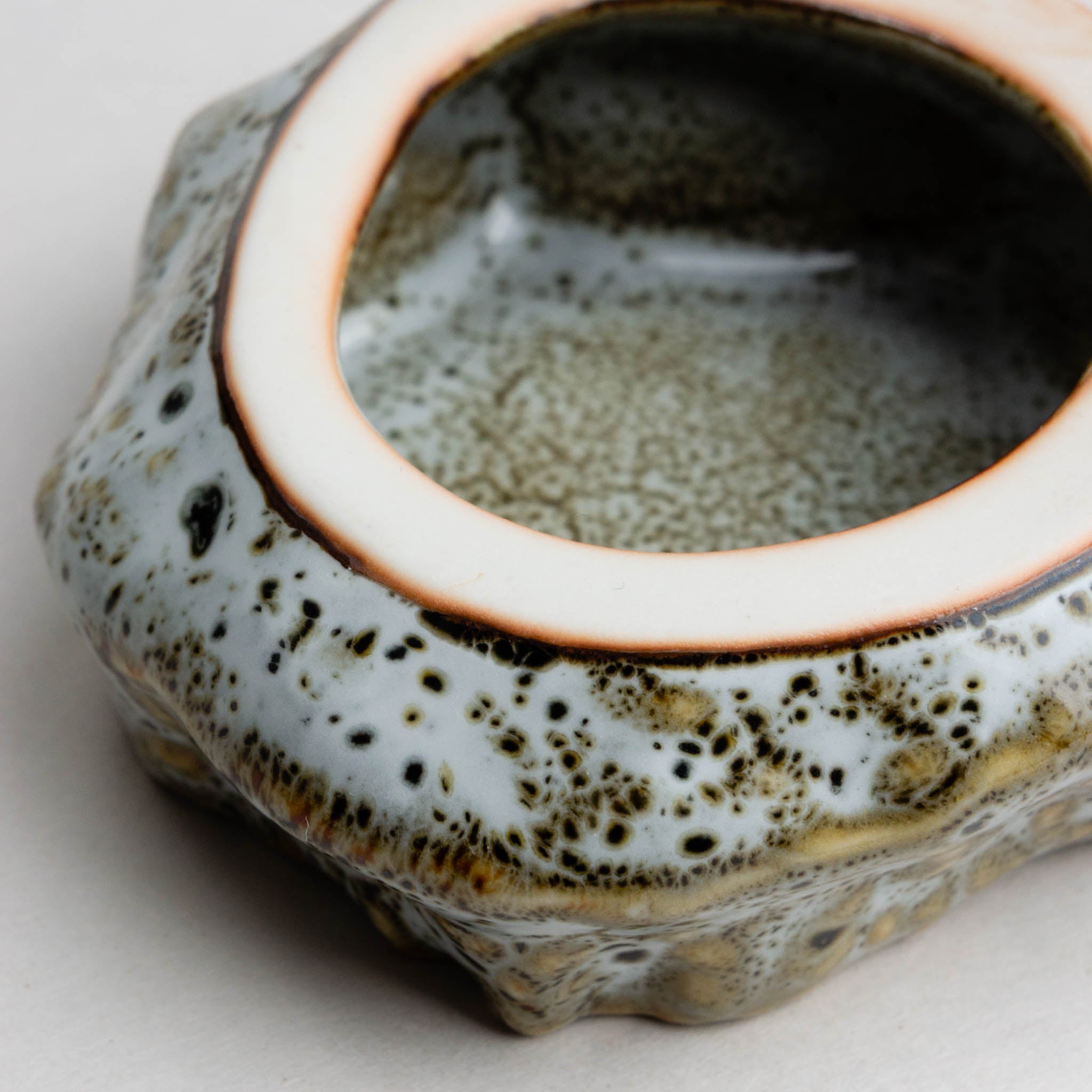 421-0489 Grey rock small plate