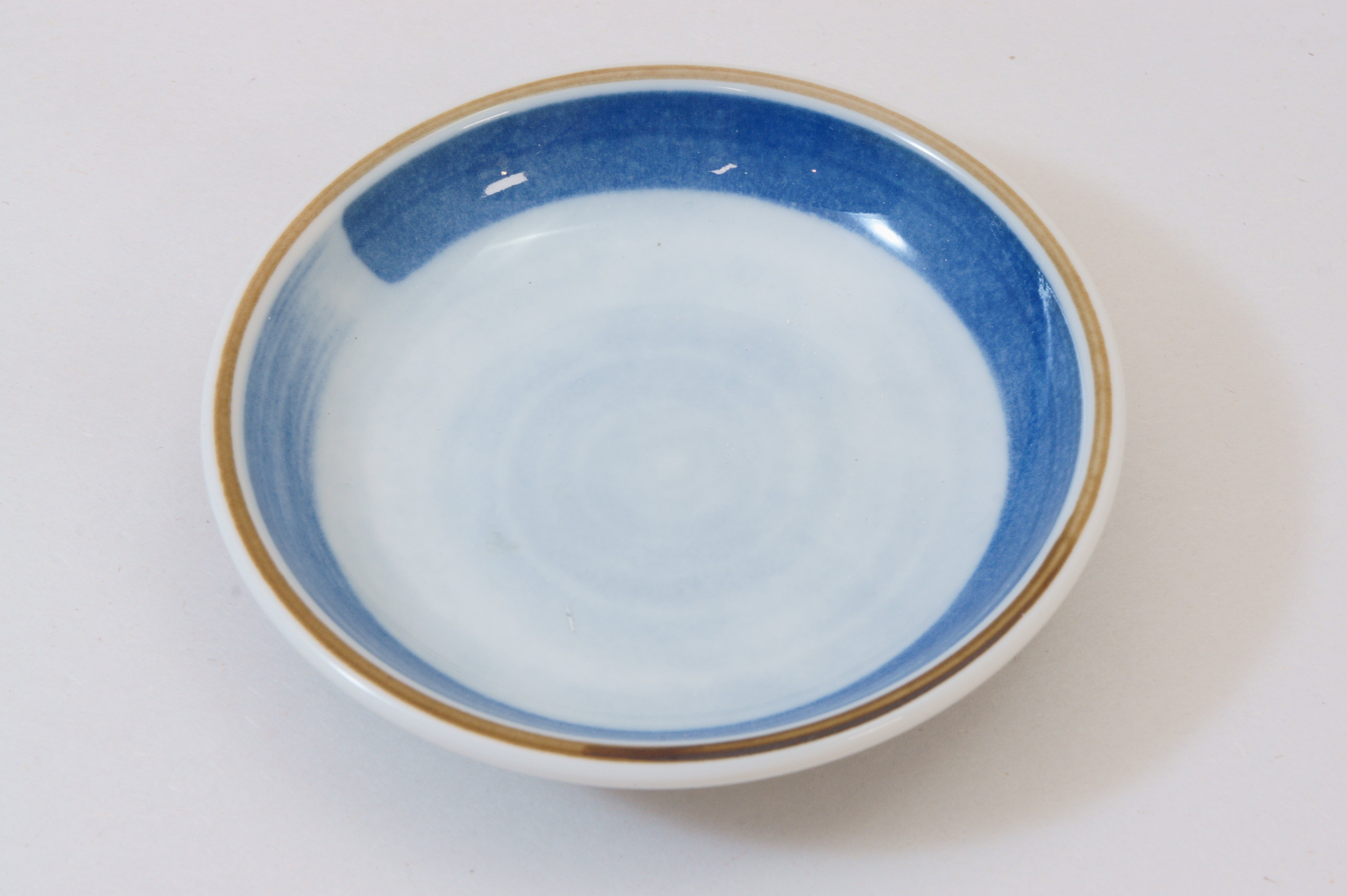 421-1093 Blue brush on white sauce dish