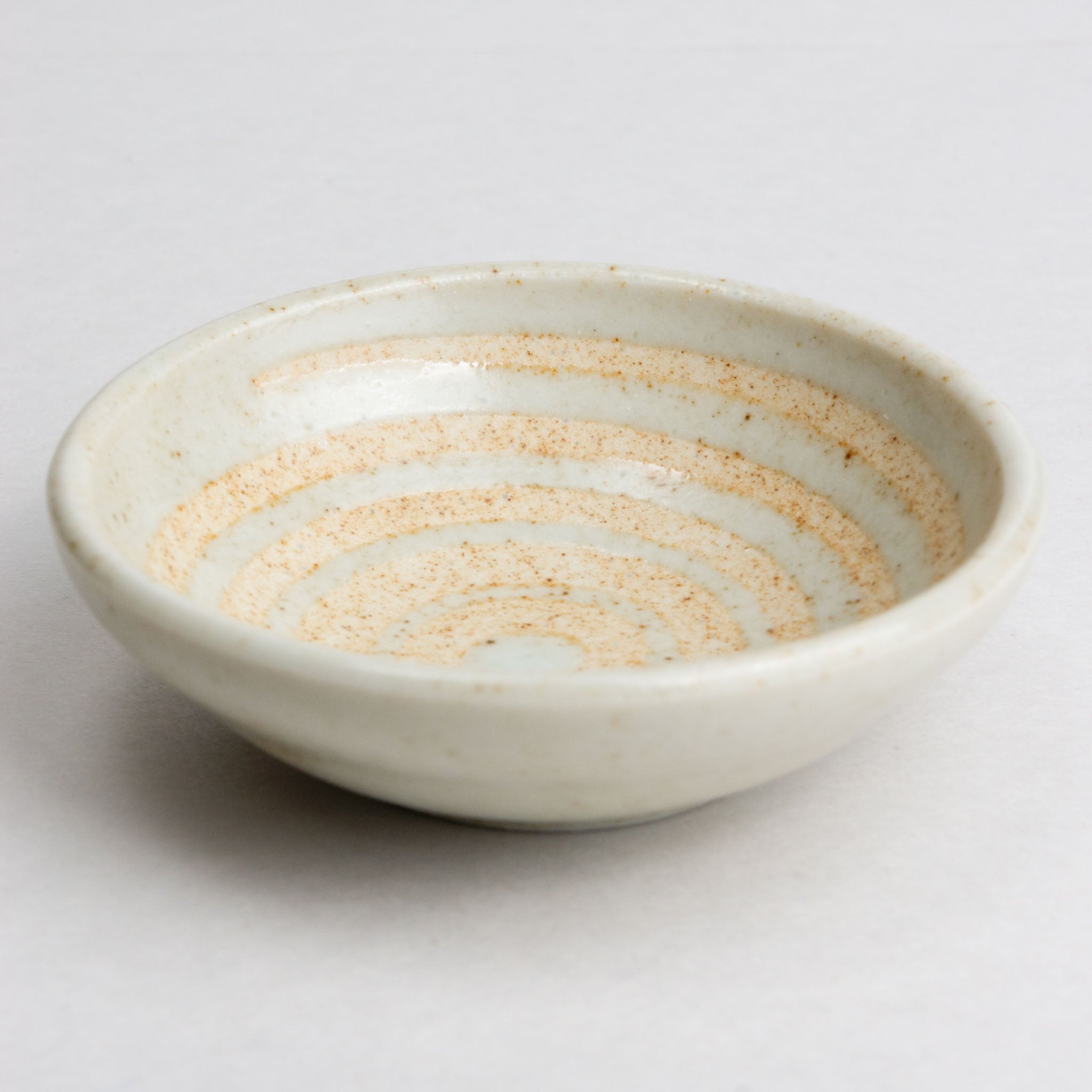 428-4133 Whirls on white round sauce dish