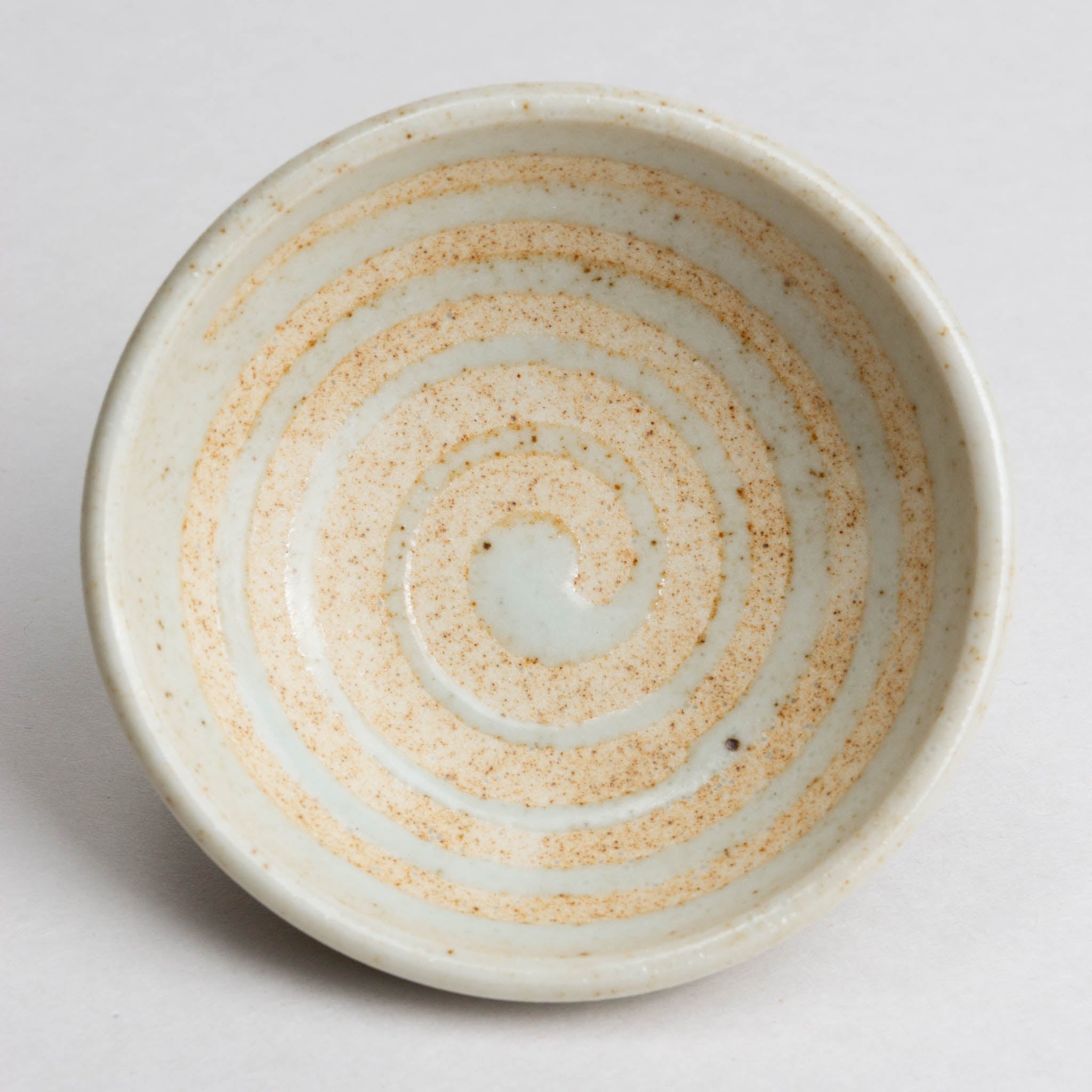 428-4133 Whirls on white round sauce dish