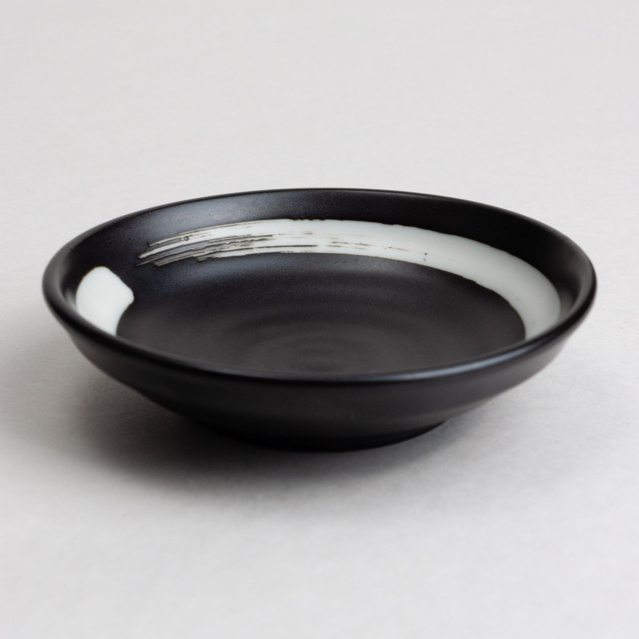428-5727 White line on black round sauce dish