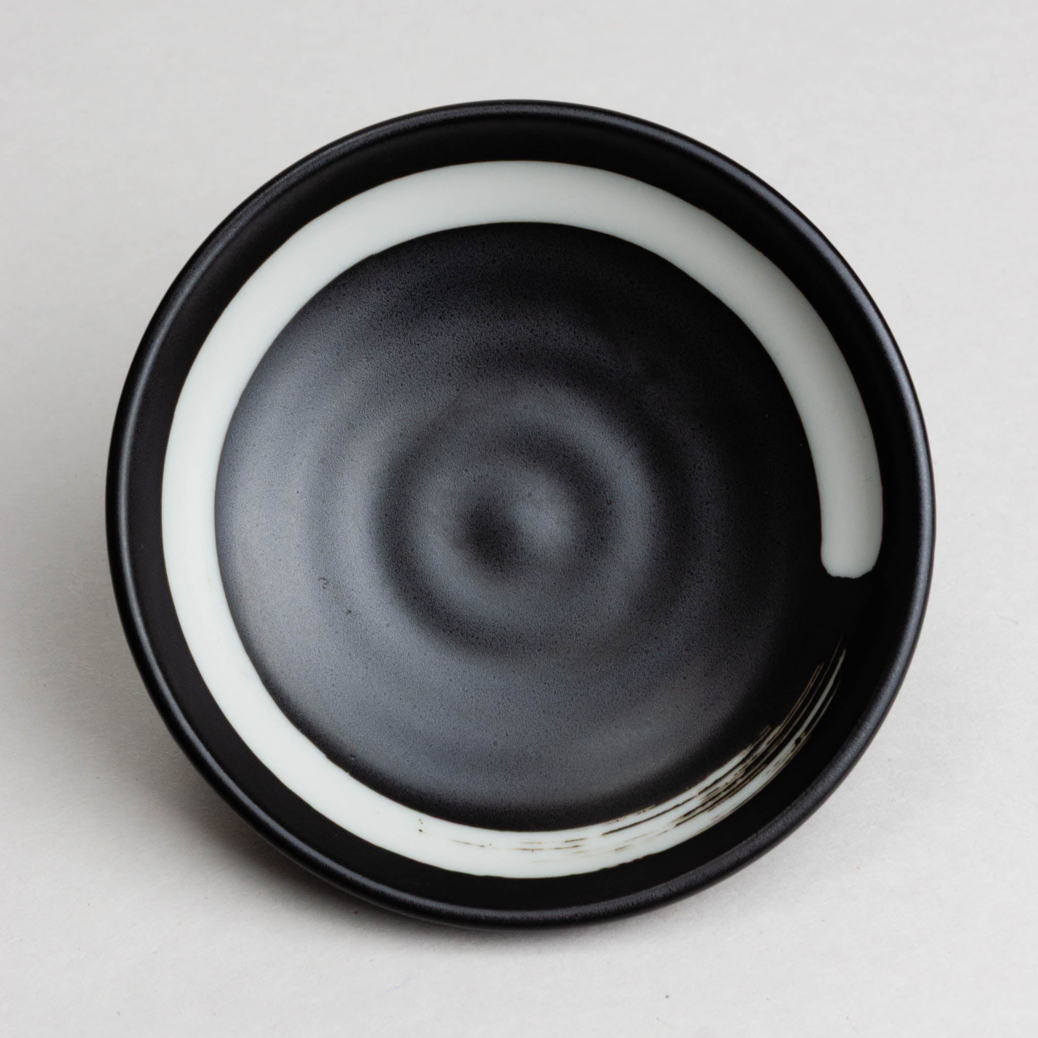 428-5727 White line on black round sauce dish