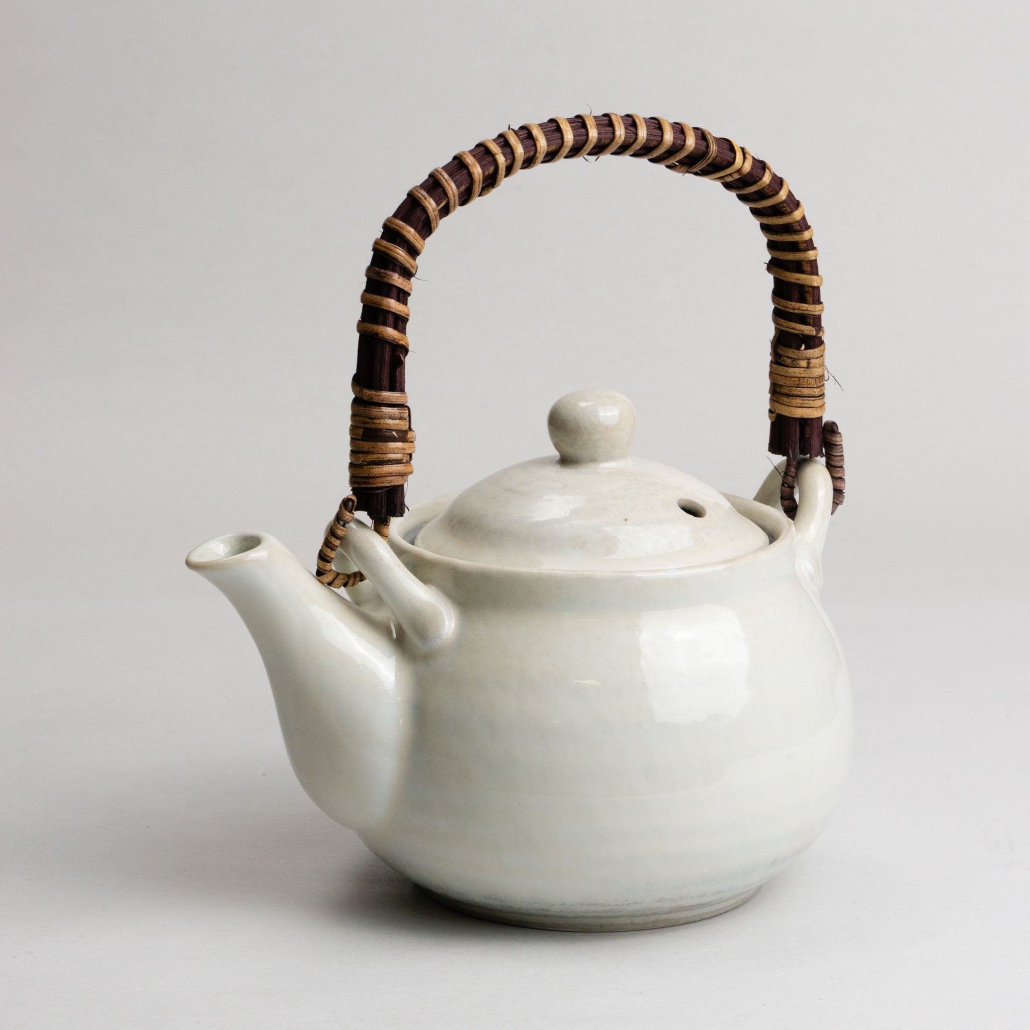 511-0943 White Banko tea pot