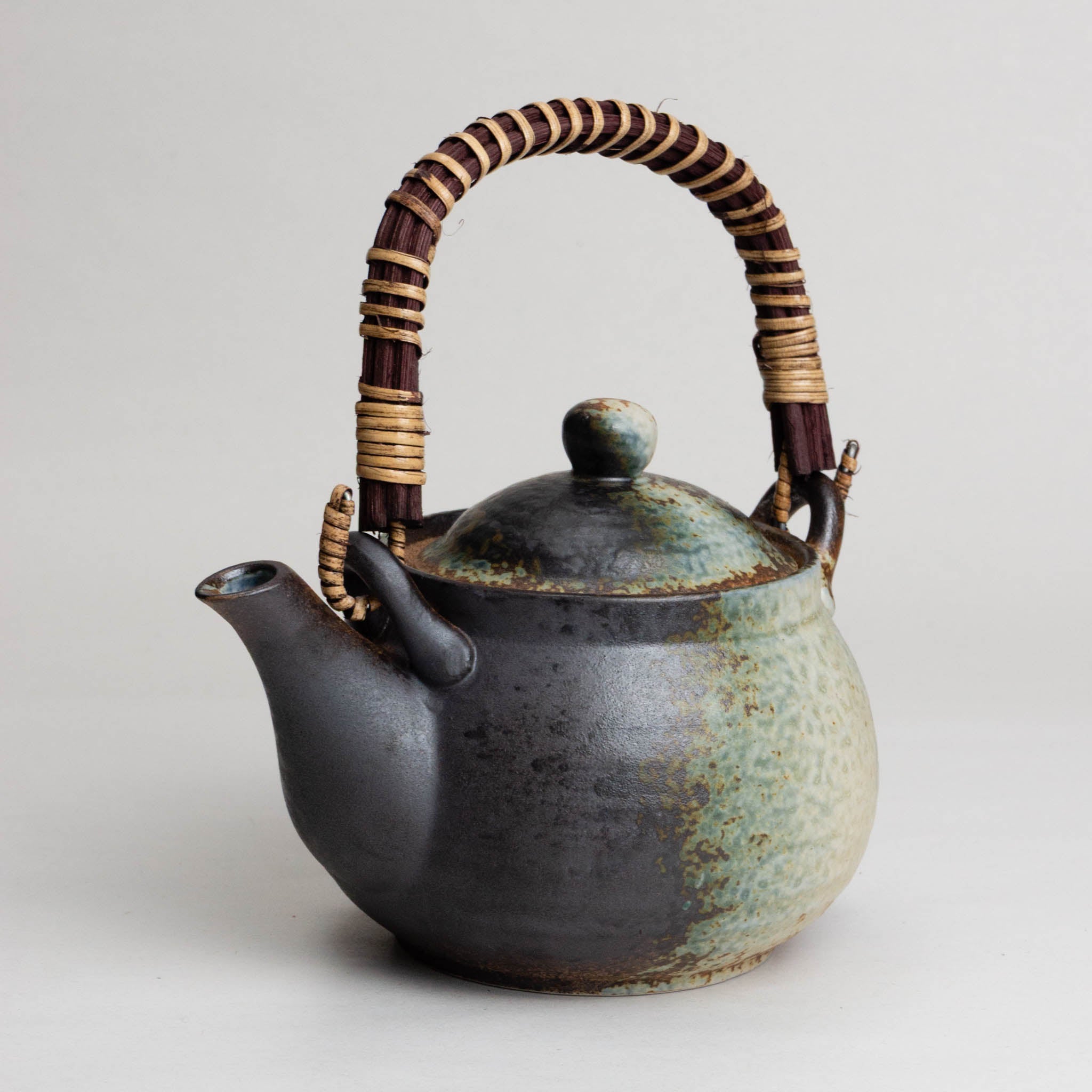 511-0944 White on black Banko tea pot
